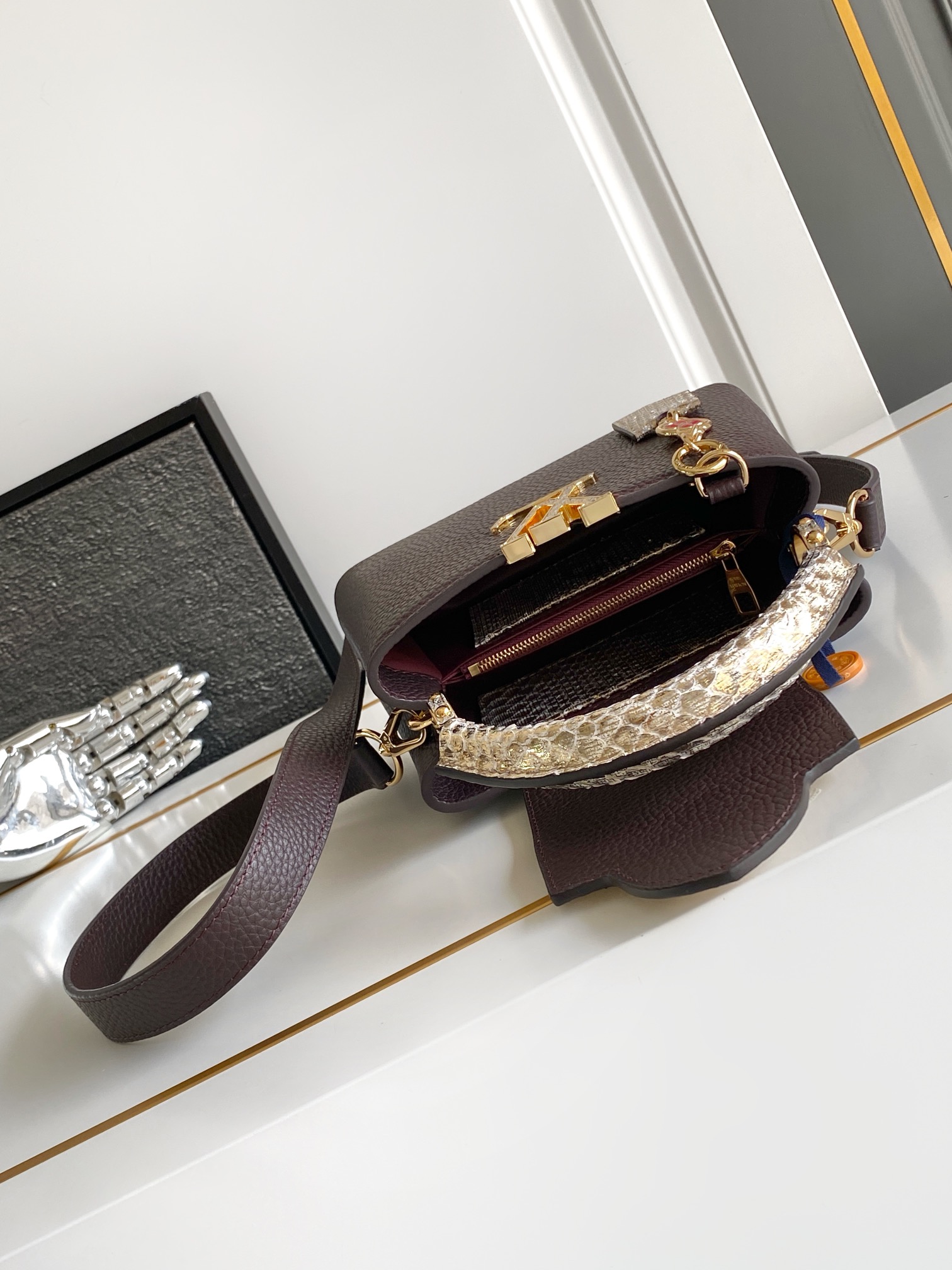 LV 原單 女款 Capucines 深棕蛇紋手提包 商務風斜背包| 8 LV 原單 女款 Capucines 深棕蛇紋手提包 商務風斜背包