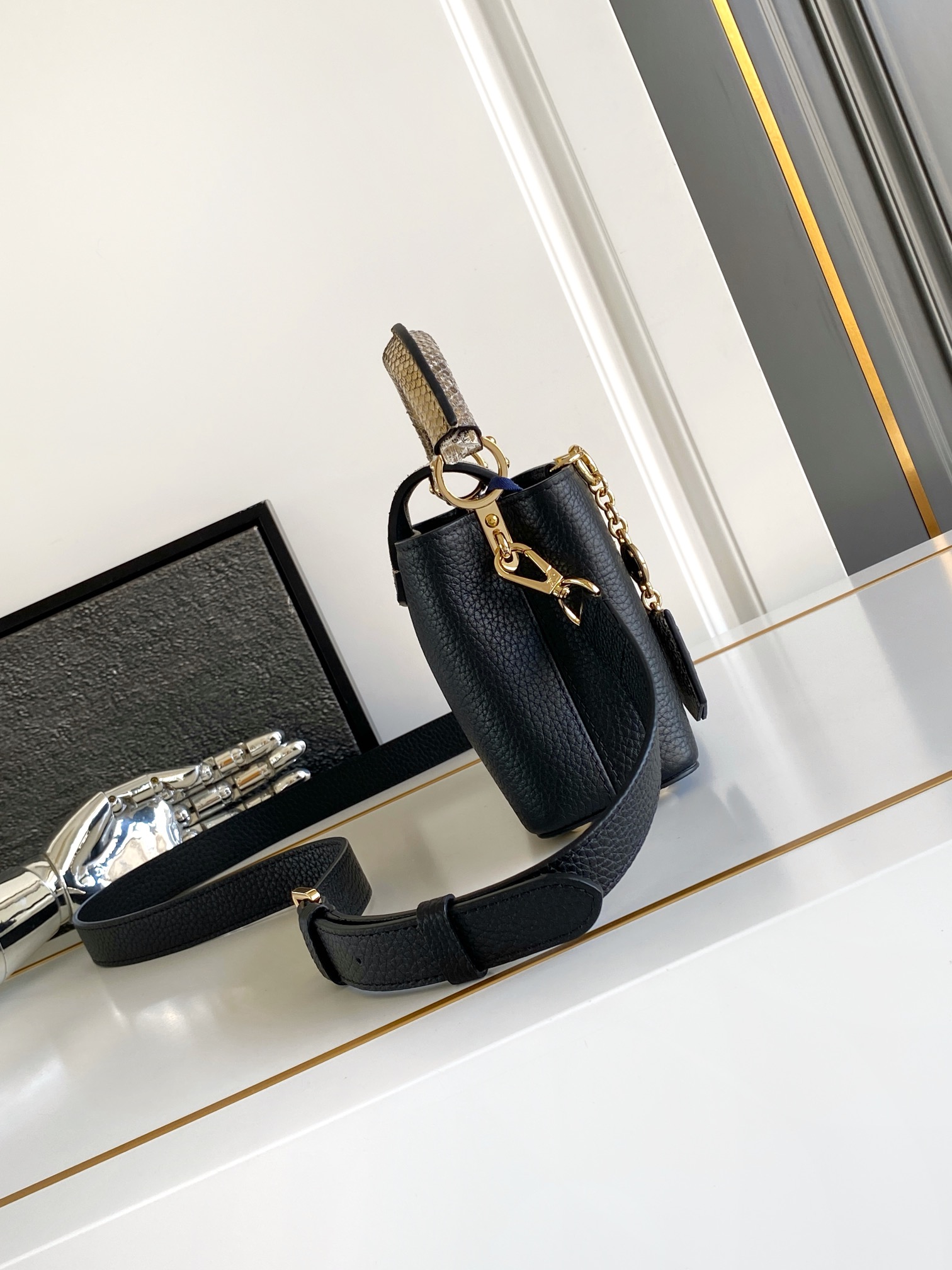 LV 高仿 女款 Capucines 黑色蛇紋手提包 經典斜背包| 14 LV 高仿 女款 Capucines 黑色蛇紋手提包 經典斜背包