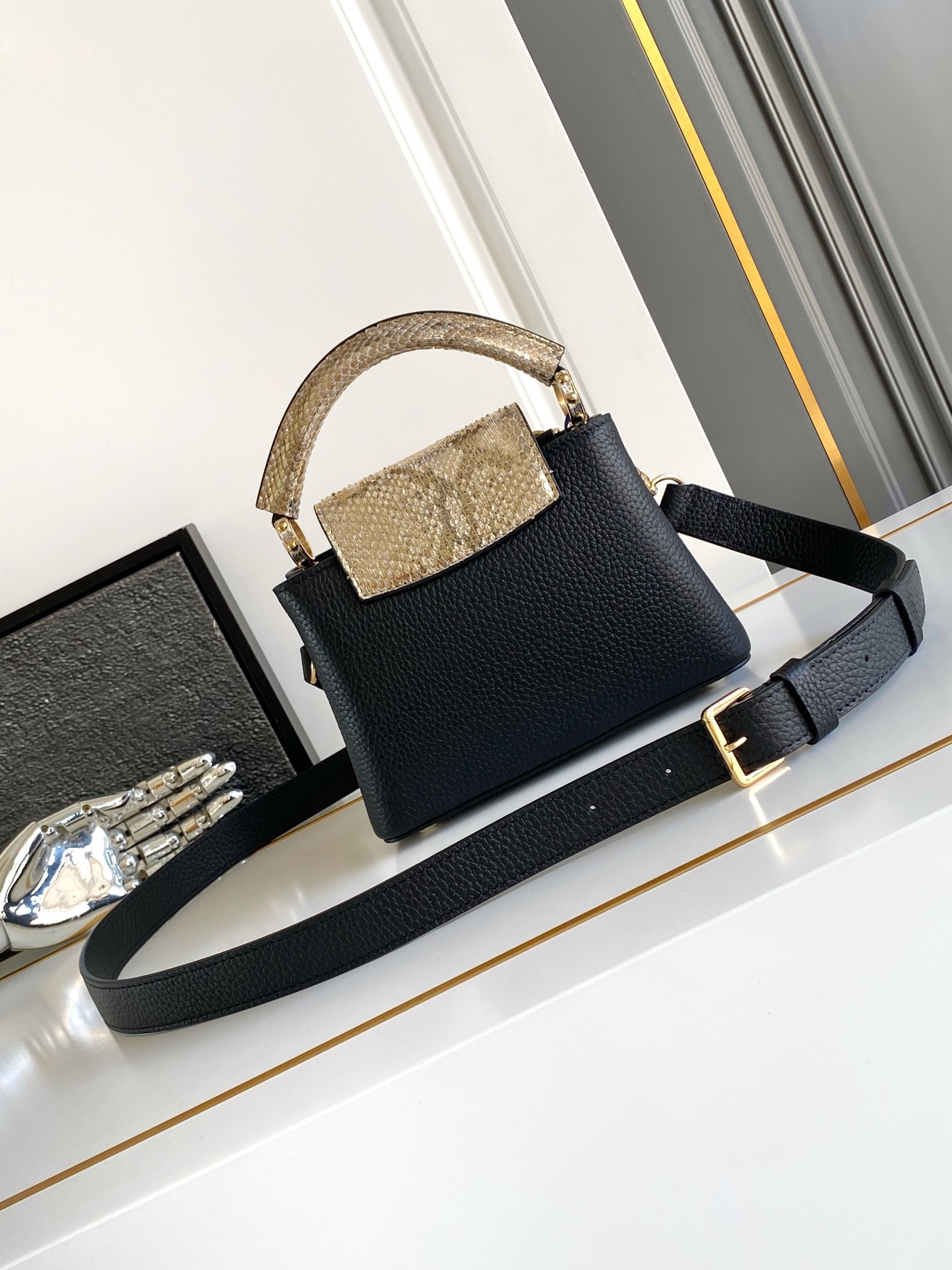 LV 高仿 女款 Capucines 黑色蛇紋手提包 經典斜背包| 13 LV 高仿 女款 Capucines 黑色蛇紋手提包 經典斜背包