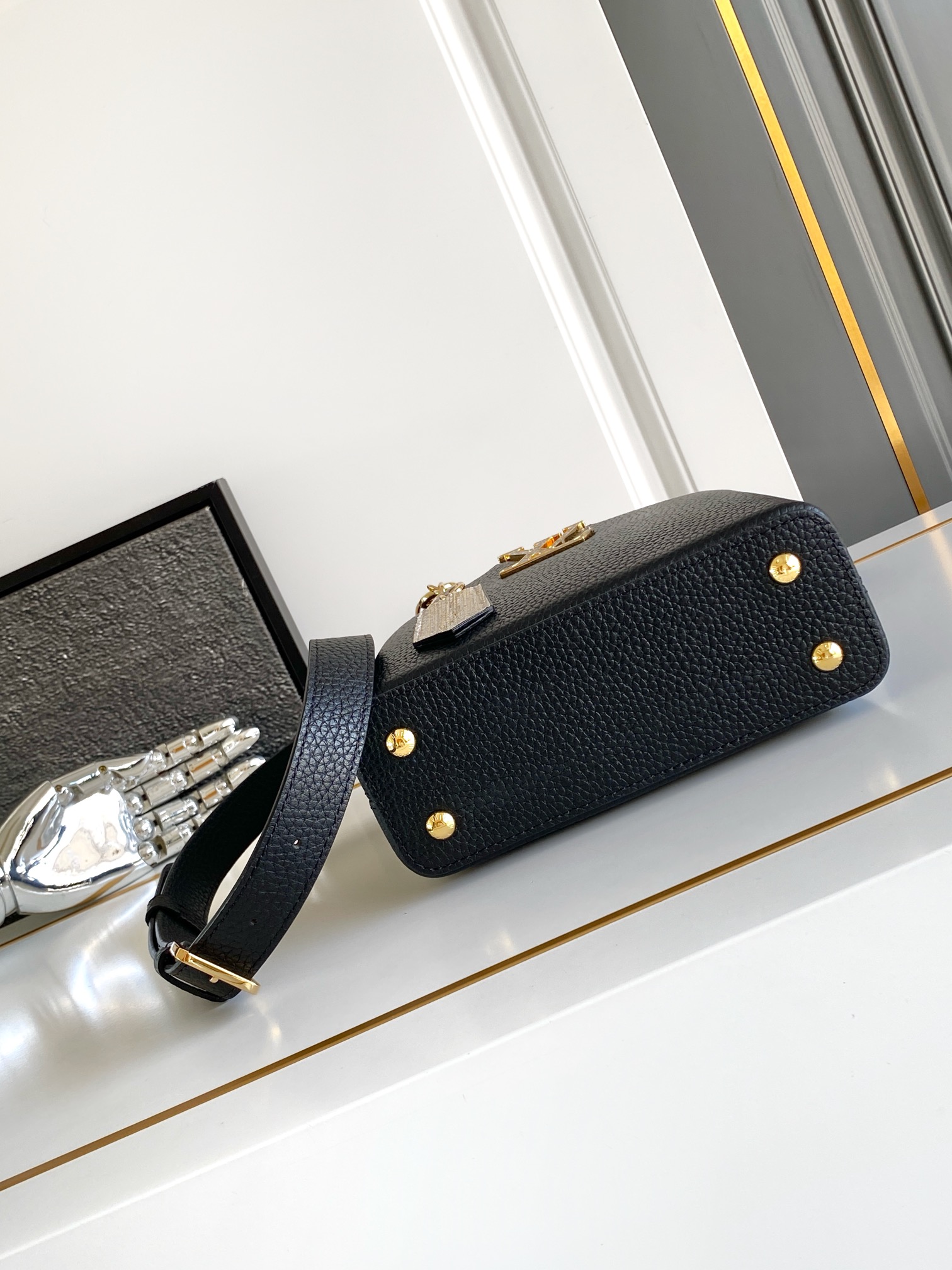 LV 高仿 女款 Capucines 黑色蛇紋手提包 經典斜背包| 12 LV 高仿 女款 Capucines 黑色蛇紋手提包 經典斜背包