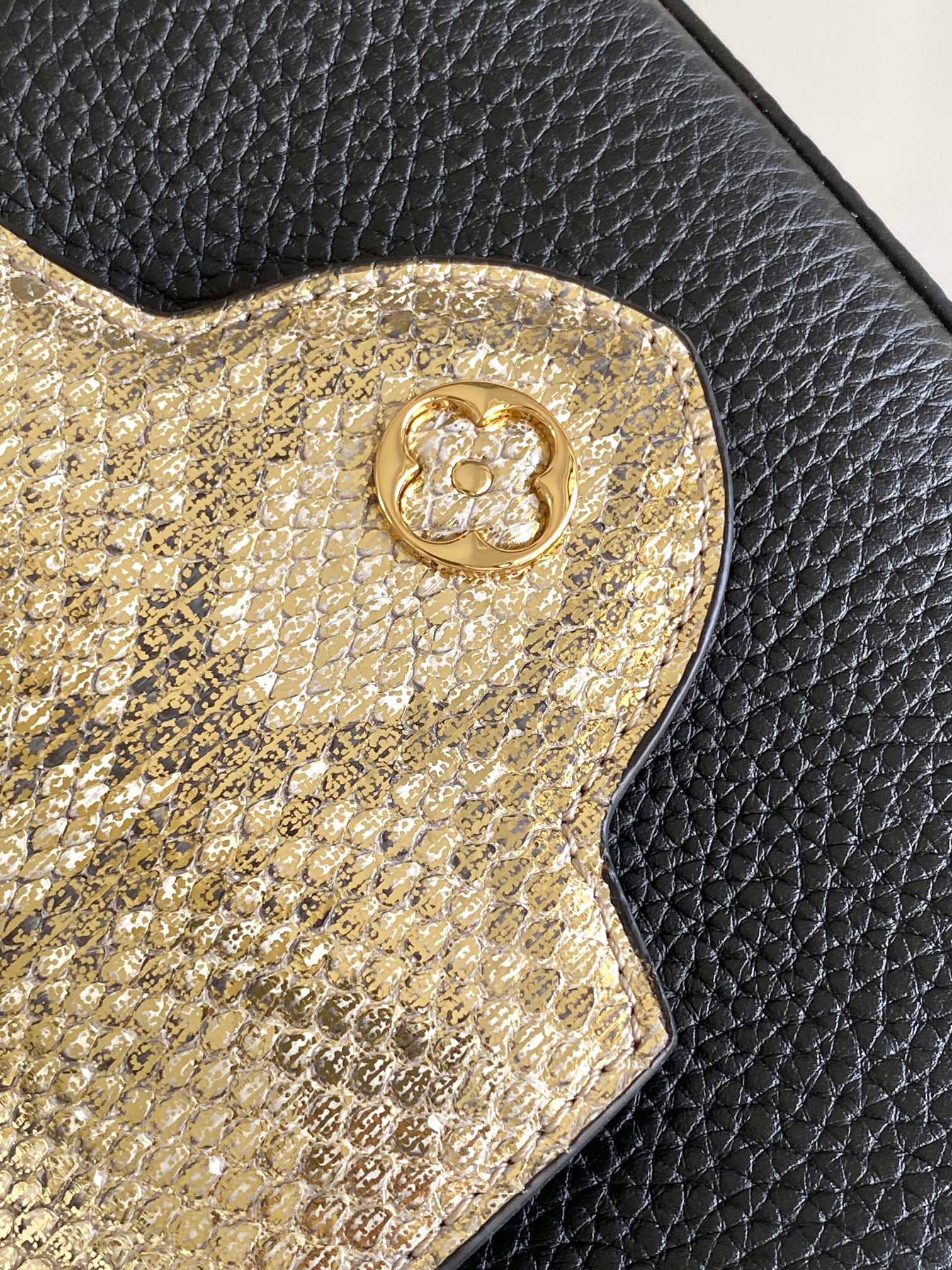 LV 高仿 女款 Capucines 黑色蛇紋手提包 經典斜背包| 10 LV 高仿 女款 Capucines 黑色蛇紋手提包 經典斜背包
