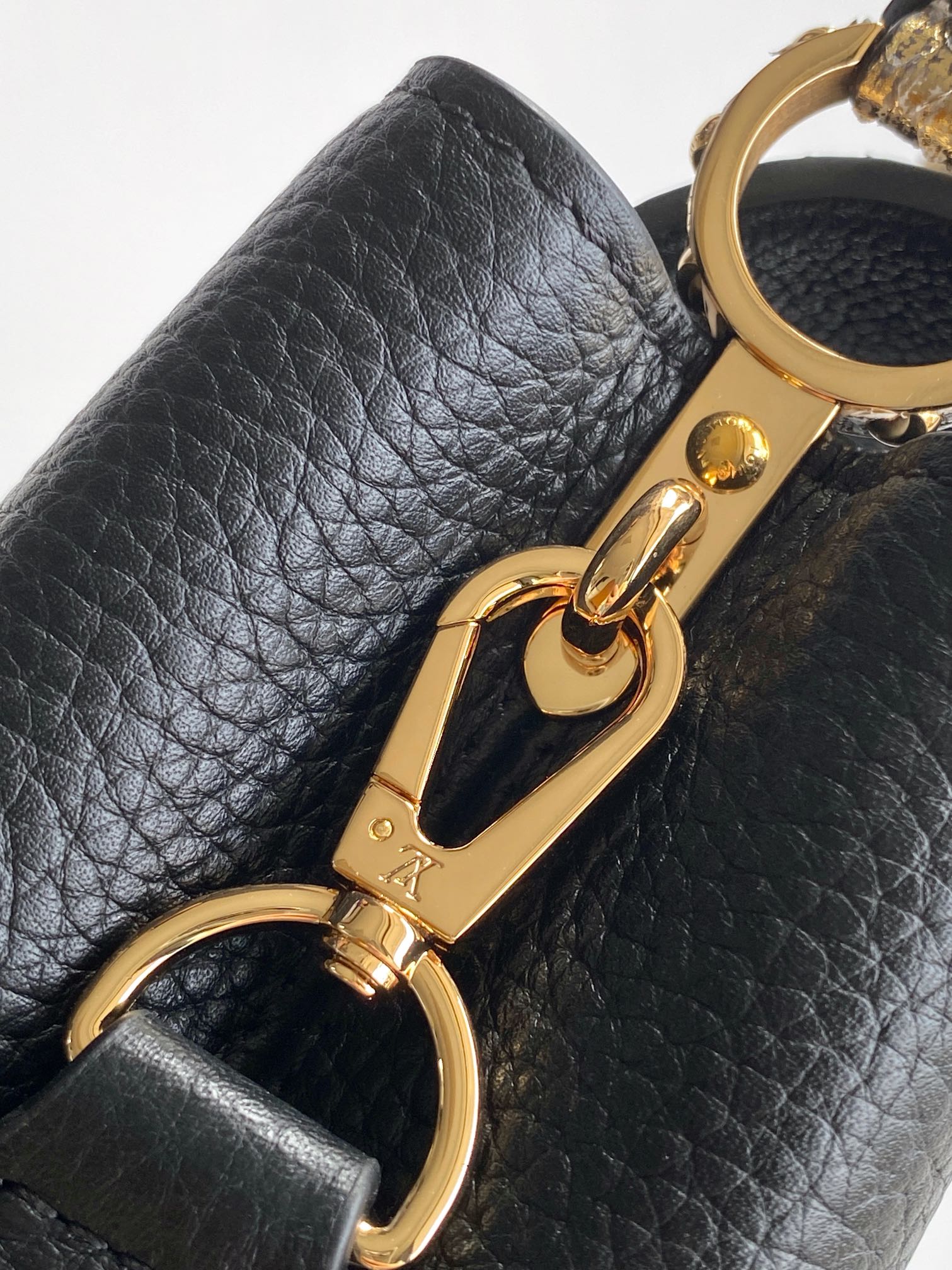 LV 高仿 女款 Capucines 黑色蛇紋手提包 經典斜背包| 9 LV 高仿 女款 Capucines 黑色蛇紋手提包 經典斜背包