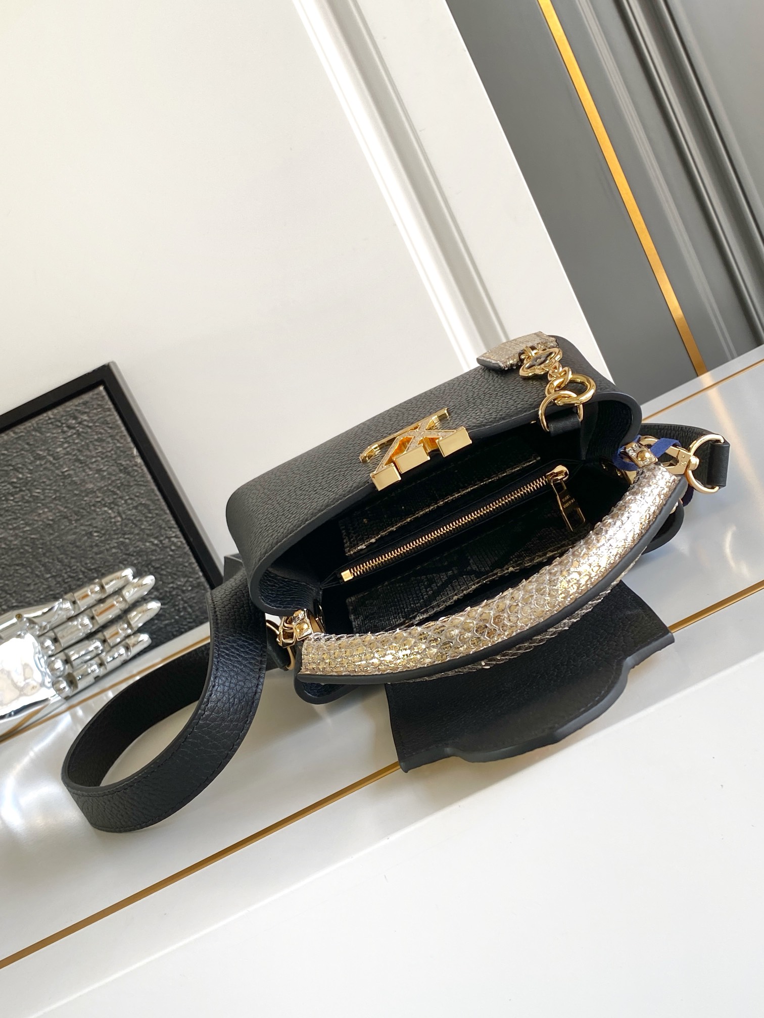 LV 高仿 女款 Capucines 黑色蛇紋手提包 經典斜背包| 8 LV 高仿 女款 Capucines 黑色蛇紋手提包 經典斜背包
