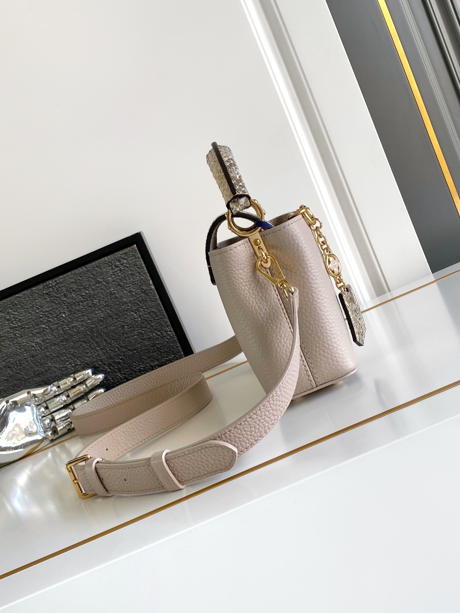LV 高仿 女款 Capucines 裸粉蛇紋手提包 氣質斜背包| 14 LV 高仿 女款 Capucines 裸粉蛇紋手提包 氣質斜背包