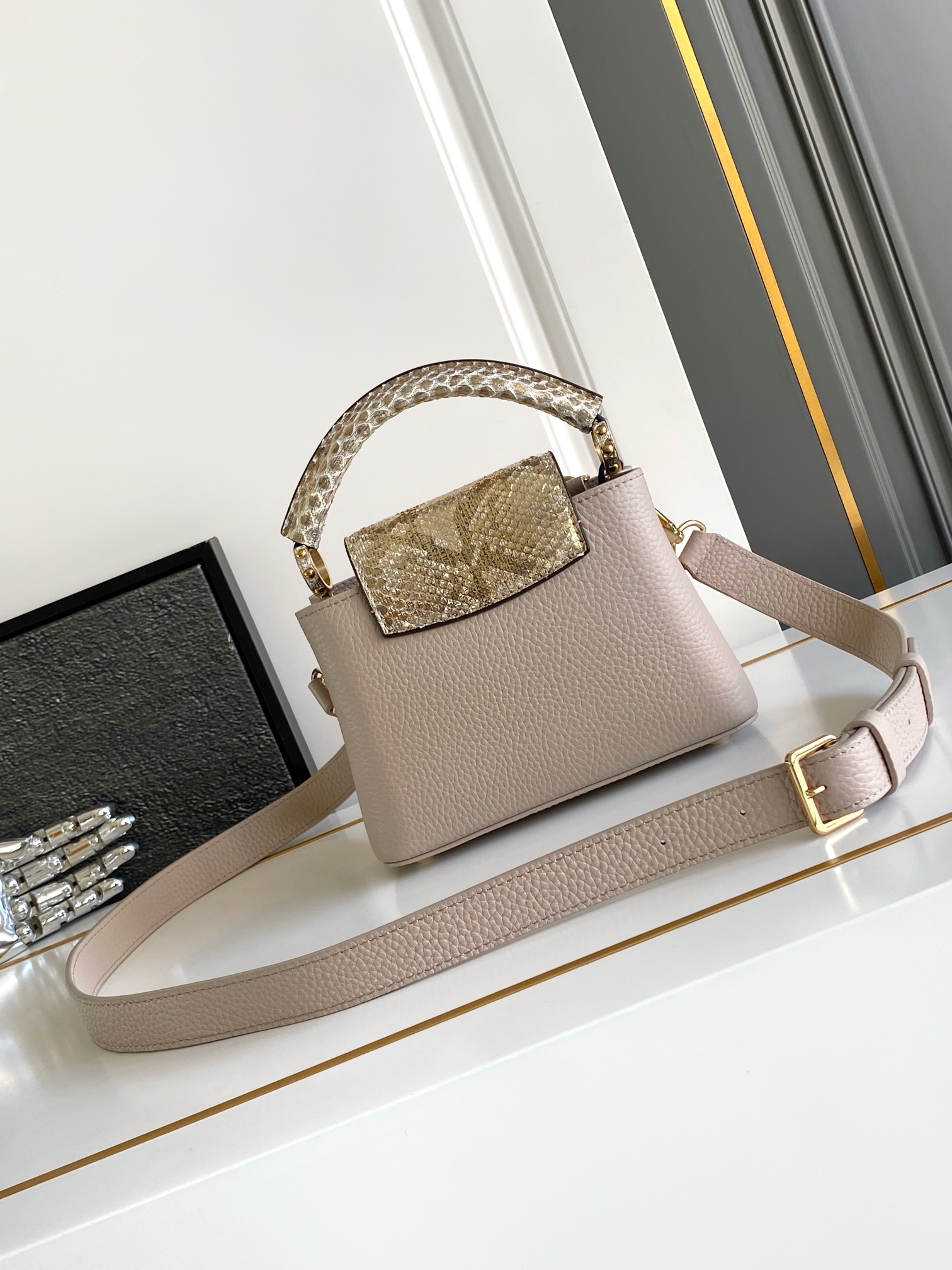 LV 高仿 女款 Capucines 裸粉蛇紋手提包 氣質斜背包| 13 LV 高仿 女款 Capucines 裸粉蛇紋手提包 氣質斜背包