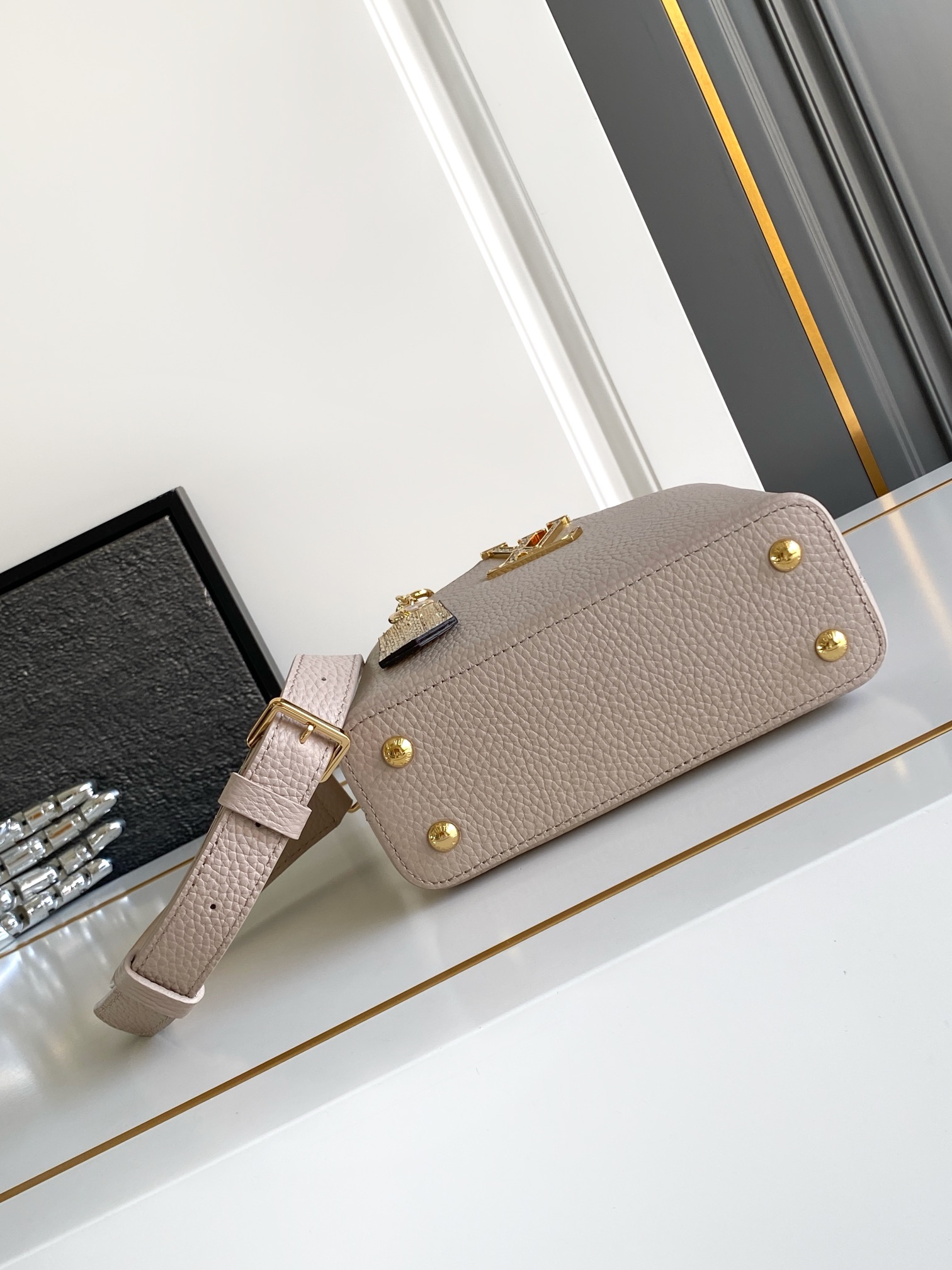 LV 高仿 女款 Capucines 裸粉蛇紋手提包 氣質斜背包| 12 LV 高仿 女款 Capucines 裸粉蛇紋手提包 氣質斜背包