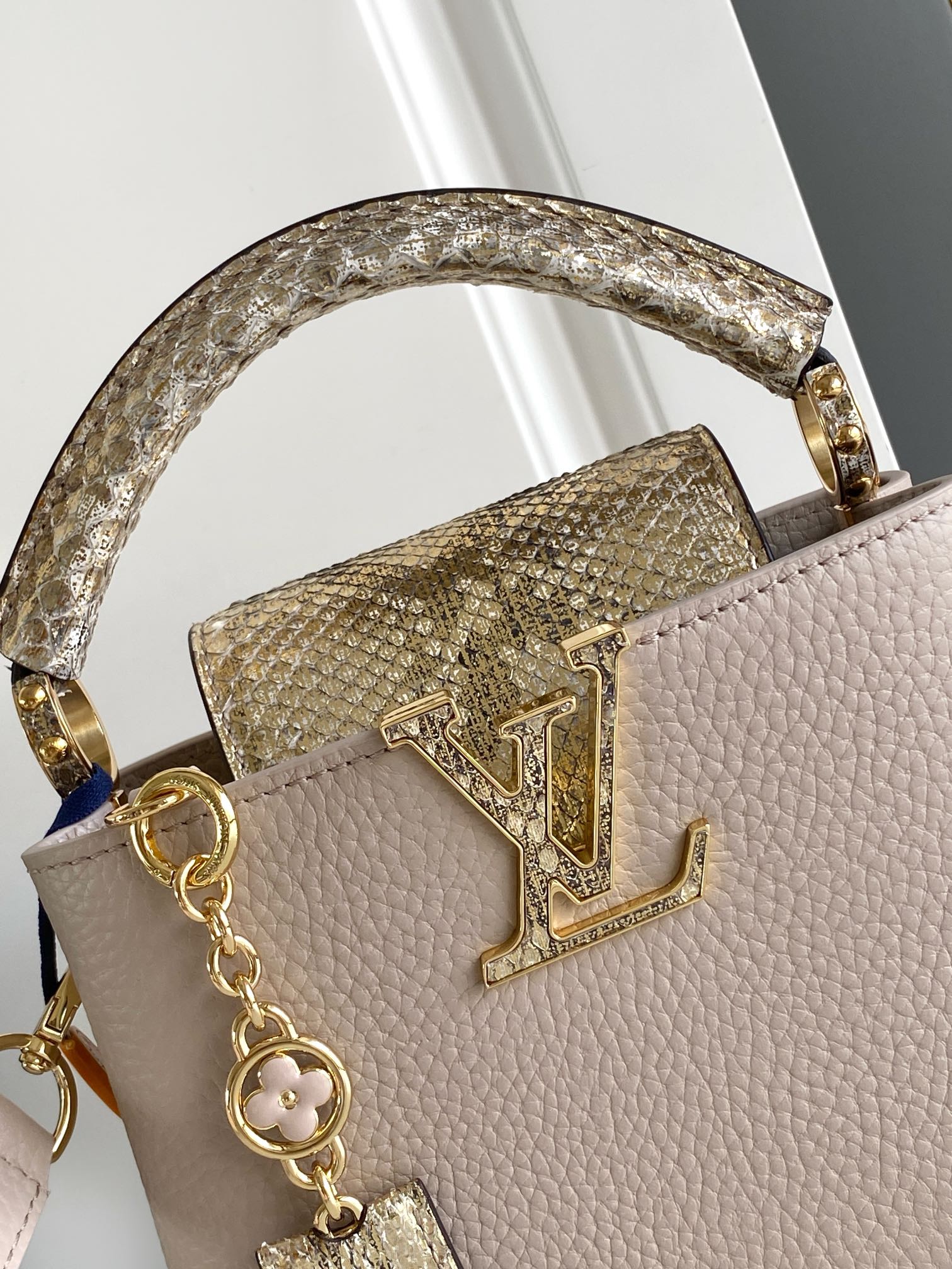 LV 高仿 女款 Capucines 裸粉蛇紋手提包 氣質斜背包| 11 LV 高仿 女款 Capucines 裸粉蛇紋手提包 氣質斜背包