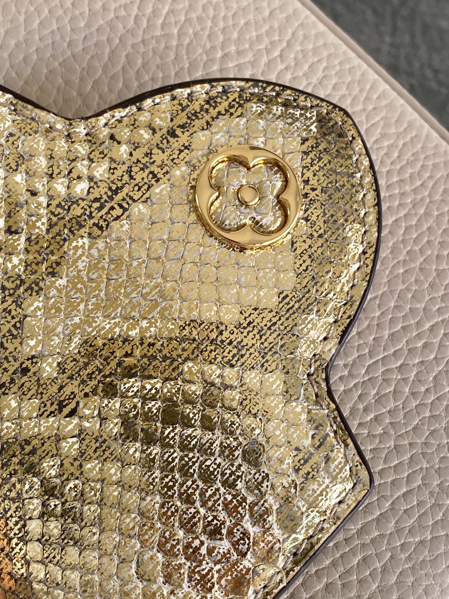 LV 高仿 女款 Capucines 裸粉蛇紋手提包 氣質斜背包| 10 LV 高仿 女款 Capucines 裸粉蛇紋手提包 氣質斜背包