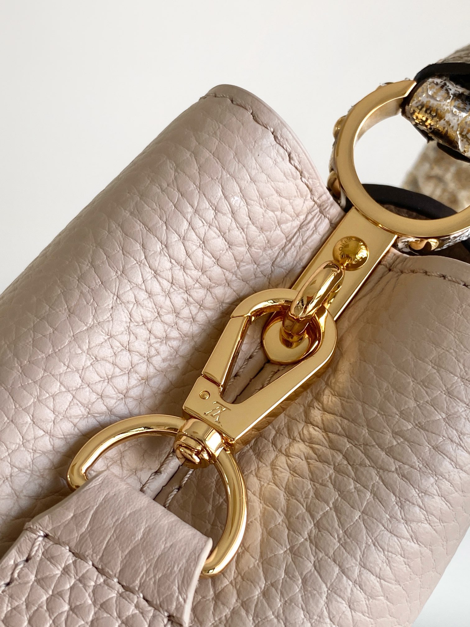 LV 高仿 女款 Capucines 裸粉蛇紋手提包 氣質斜背包| 9 LV 高仿 女款 Capucines 裸粉蛇紋手提包 氣質斜背包