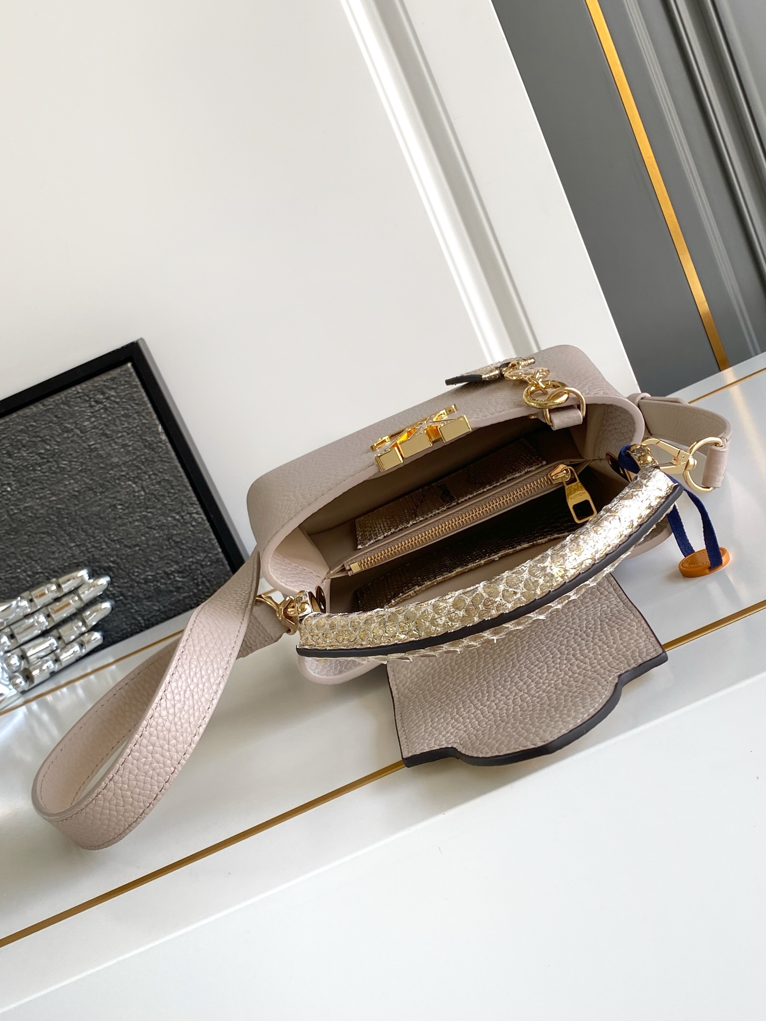 LV 高仿 女款 Capucines 裸粉蛇紋手提包 氣質斜背包| 8 LV 高仿 女款 Capucines 裸粉蛇紋手提包 氣質斜背包