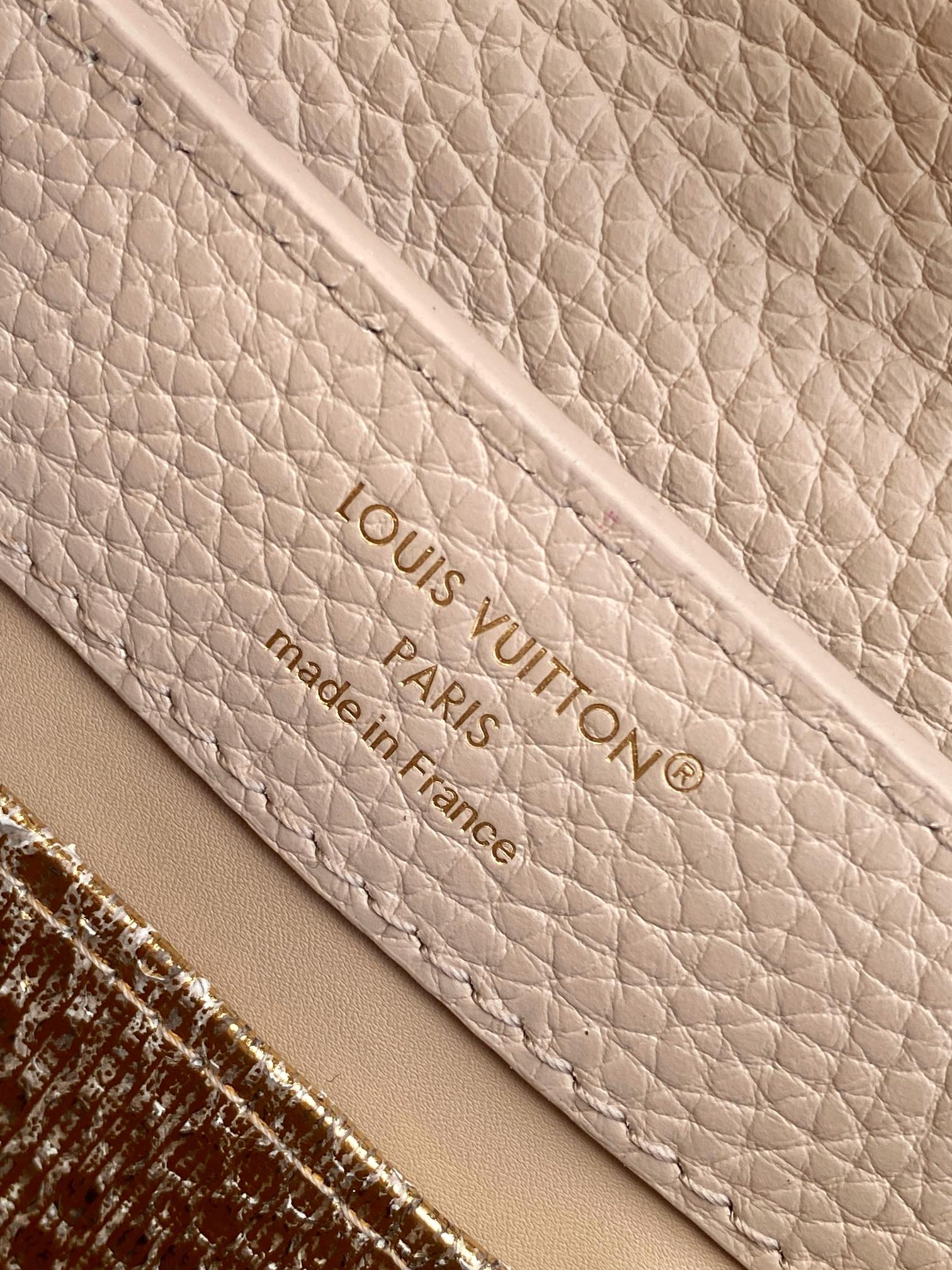 LV 高仿 女款 Capucines 裸粉蛇紋手提包 氣質斜背包| 7 LV 高仿 女款 Capucines 裸粉蛇紋手提包 氣質斜背包