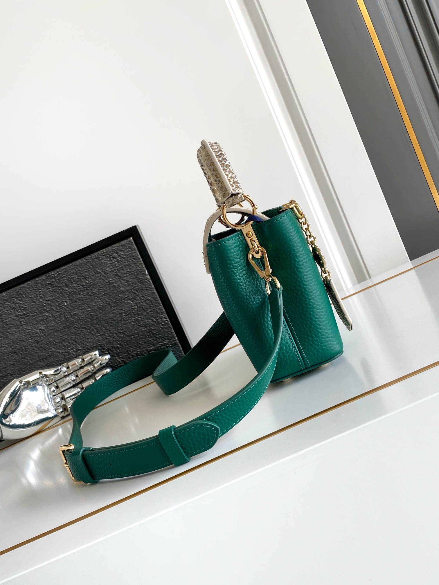 LV 一比一 女款 Capucines 綠色蛇紋手提包 時尚斜背包| 14 LV 一比一 女款 Capucines 綠色蛇紋手提包 時尚斜背包