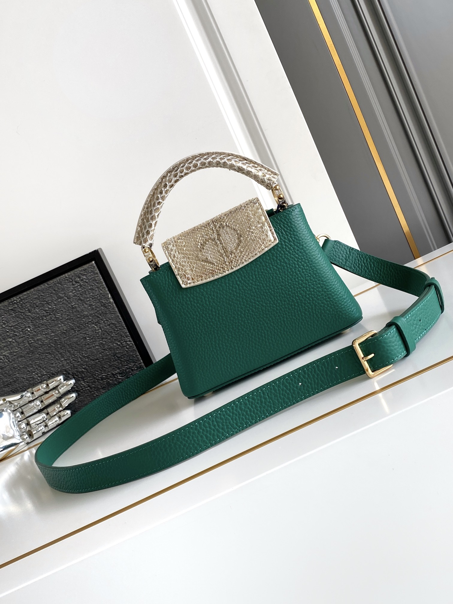 LV 一比一 女款 Capucines 綠色蛇紋手提包 時尚斜背包| 13 LV 一比一 女款 Capucines 綠色蛇紋手提包 時尚斜背包