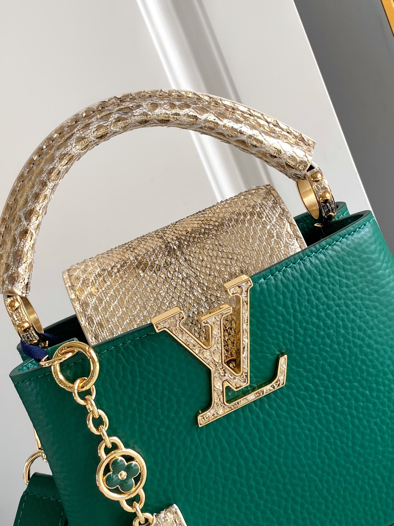 LV 一比一 女款 Capucines 綠色蛇紋手提包 時尚斜背包| 11 LV 一比一 女款 Capucines 綠色蛇紋手提包 時尚斜背包