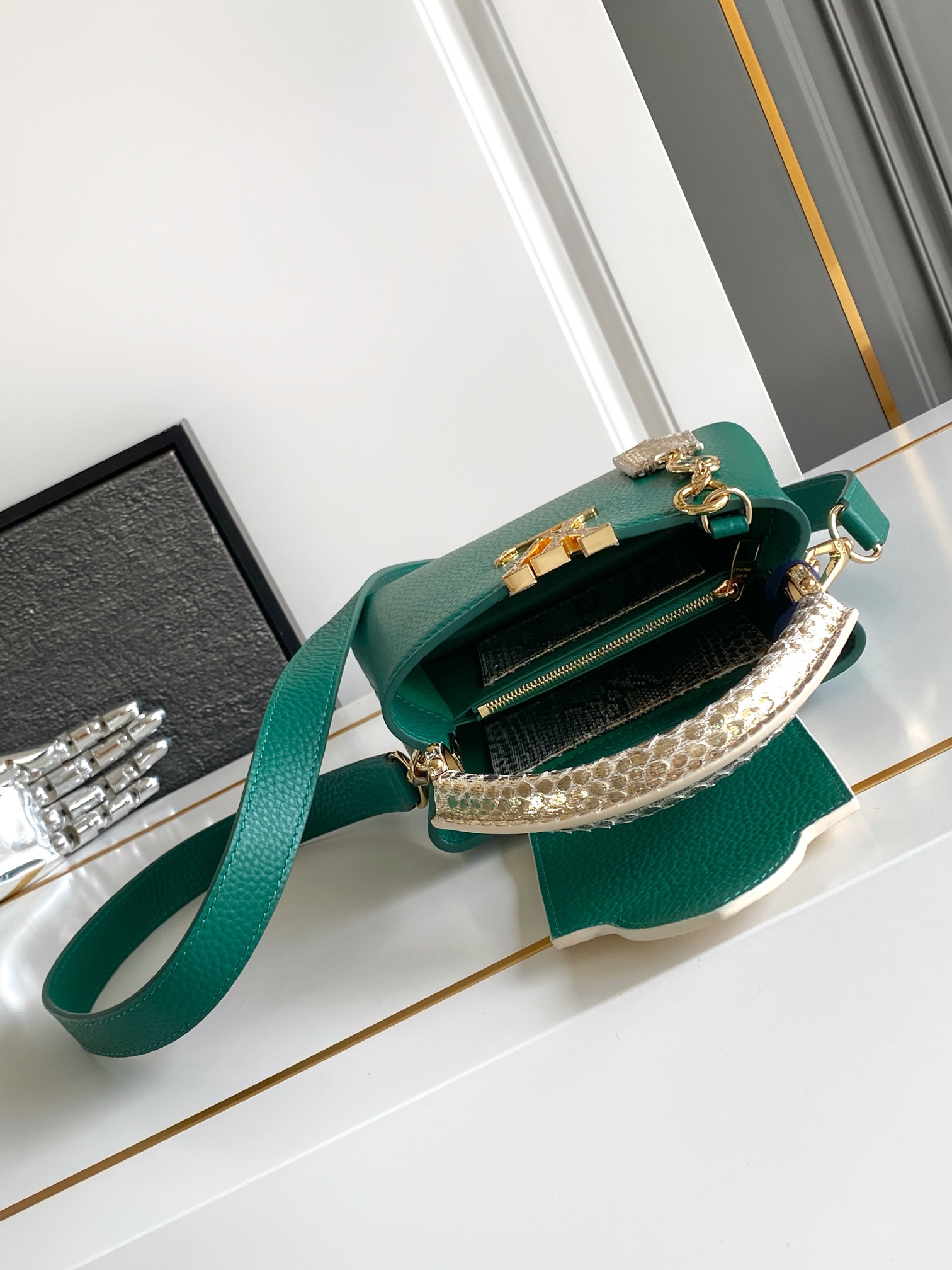 LV 一比一 女款 Capucines 綠色蛇紋手提包 時尚斜背包| 8 LV 一比一 女款 Capucines 綠色蛇紋手提包 時尚斜背包