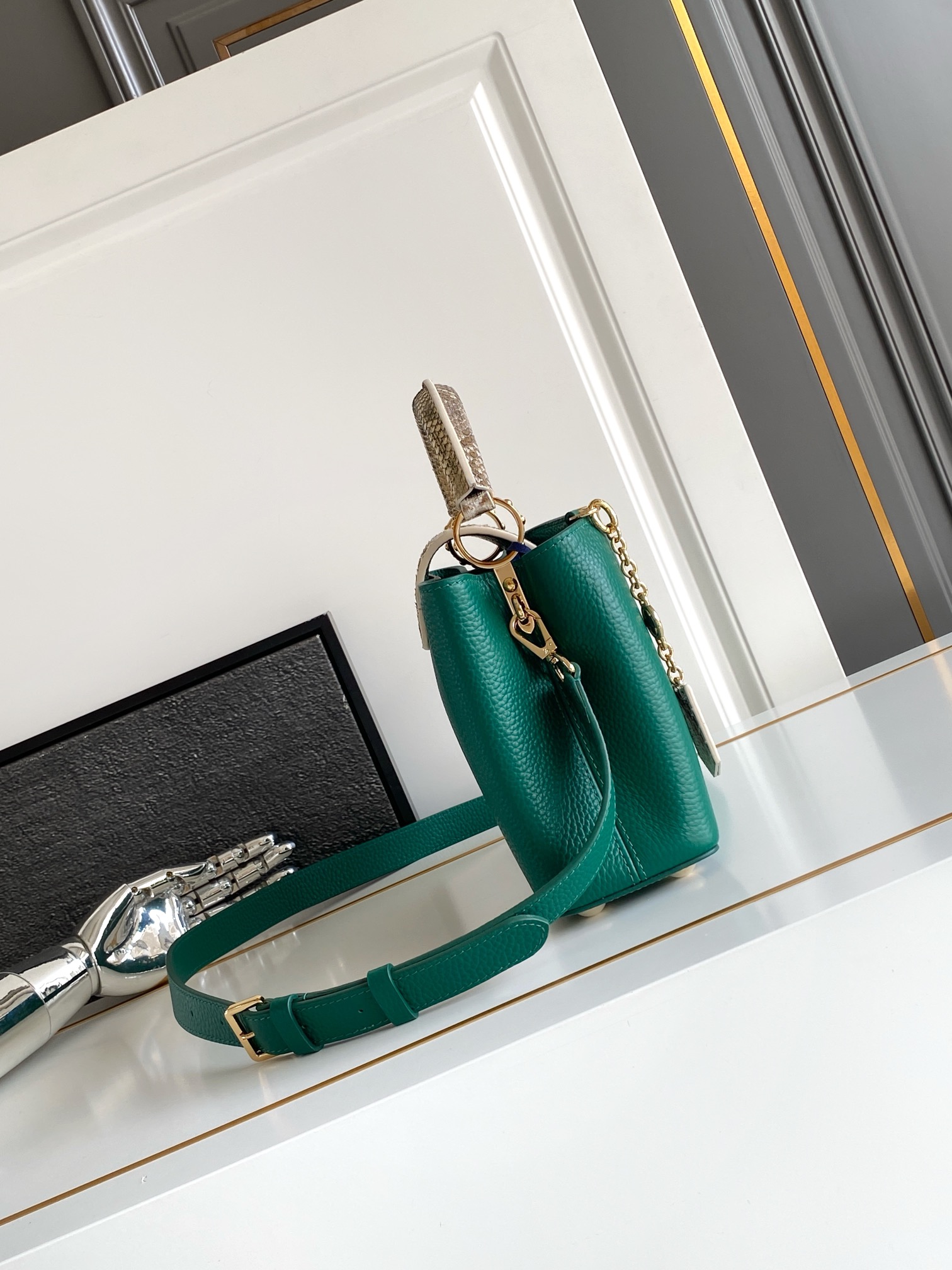 LV 高仿 女款 Capucines 深綠蛇紋手提包 經典斜背包| 14 LV 高仿 女款 Capucines 深綠蛇紋手提包 經典斜背包