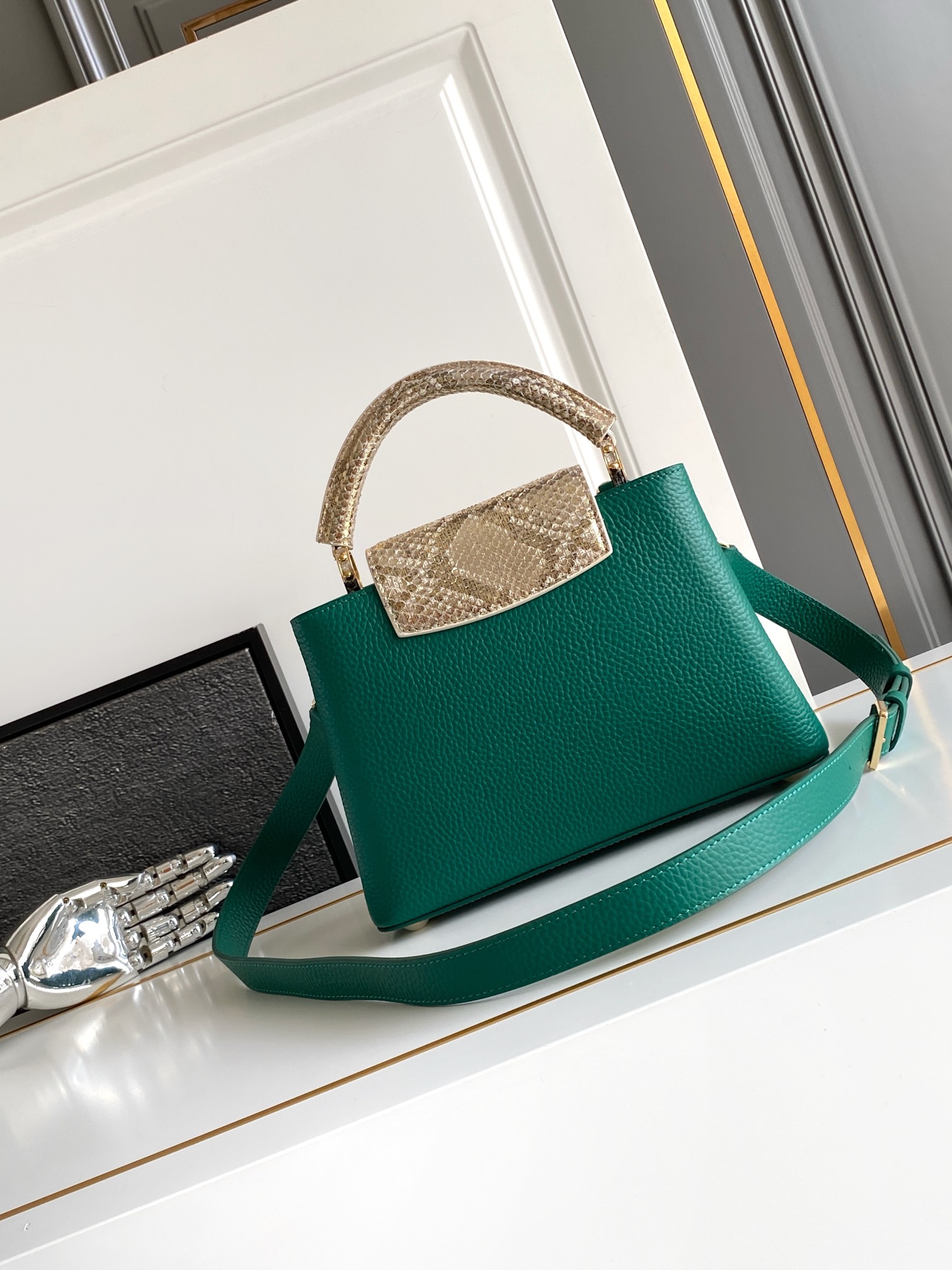 LV 高仿 女款 Capucines 深綠蛇紋手提包 經典斜背包| 13 LV 高仿 女款 Capucines 深綠蛇紋手提包 經典斜背包