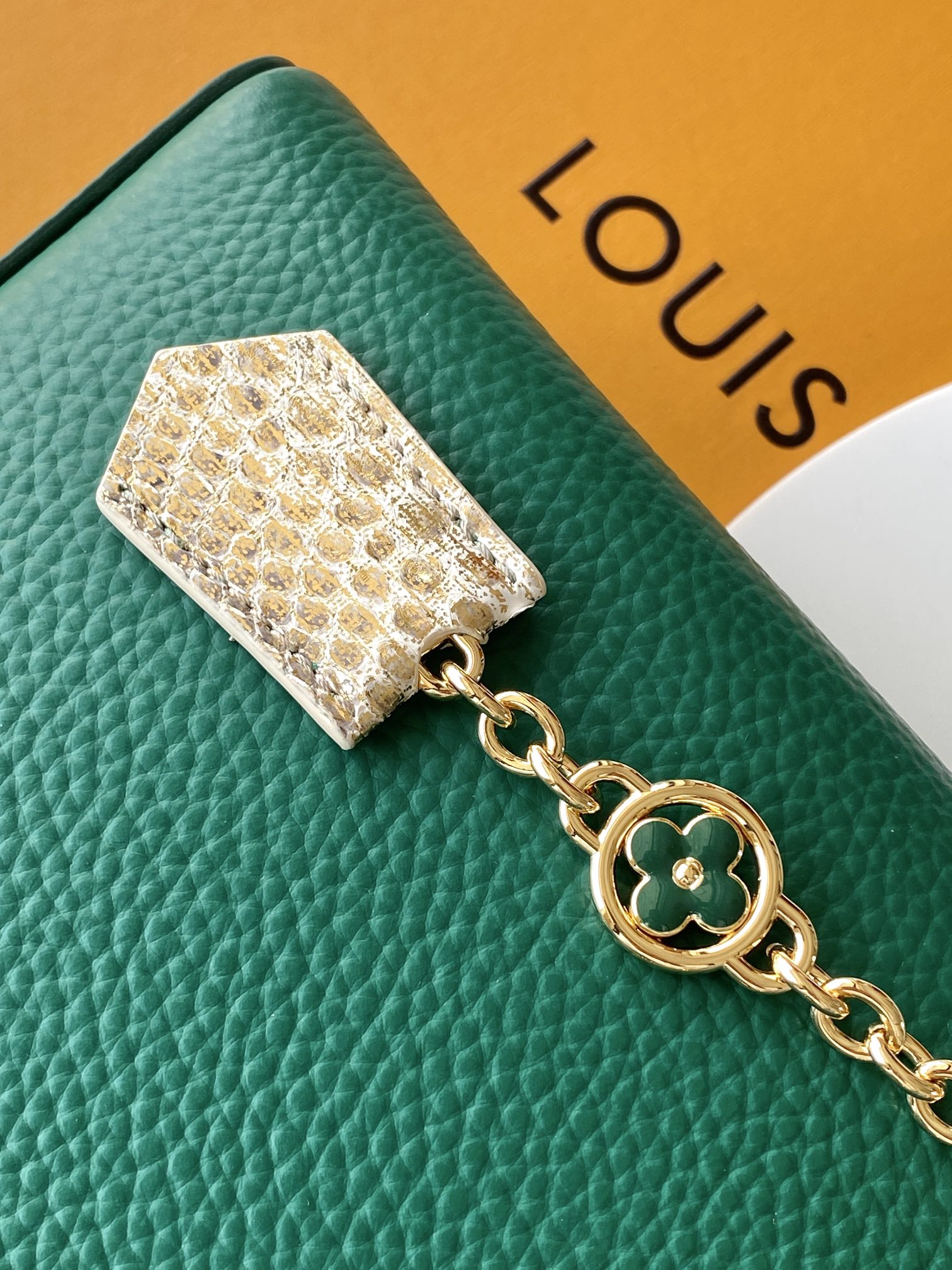 LV 高仿 女款 Capucines 深綠蛇紋手提包 經典斜背包| 10 LV 高仿 女款 Capucines 深綠蛇紋手提包 經典斜背包
