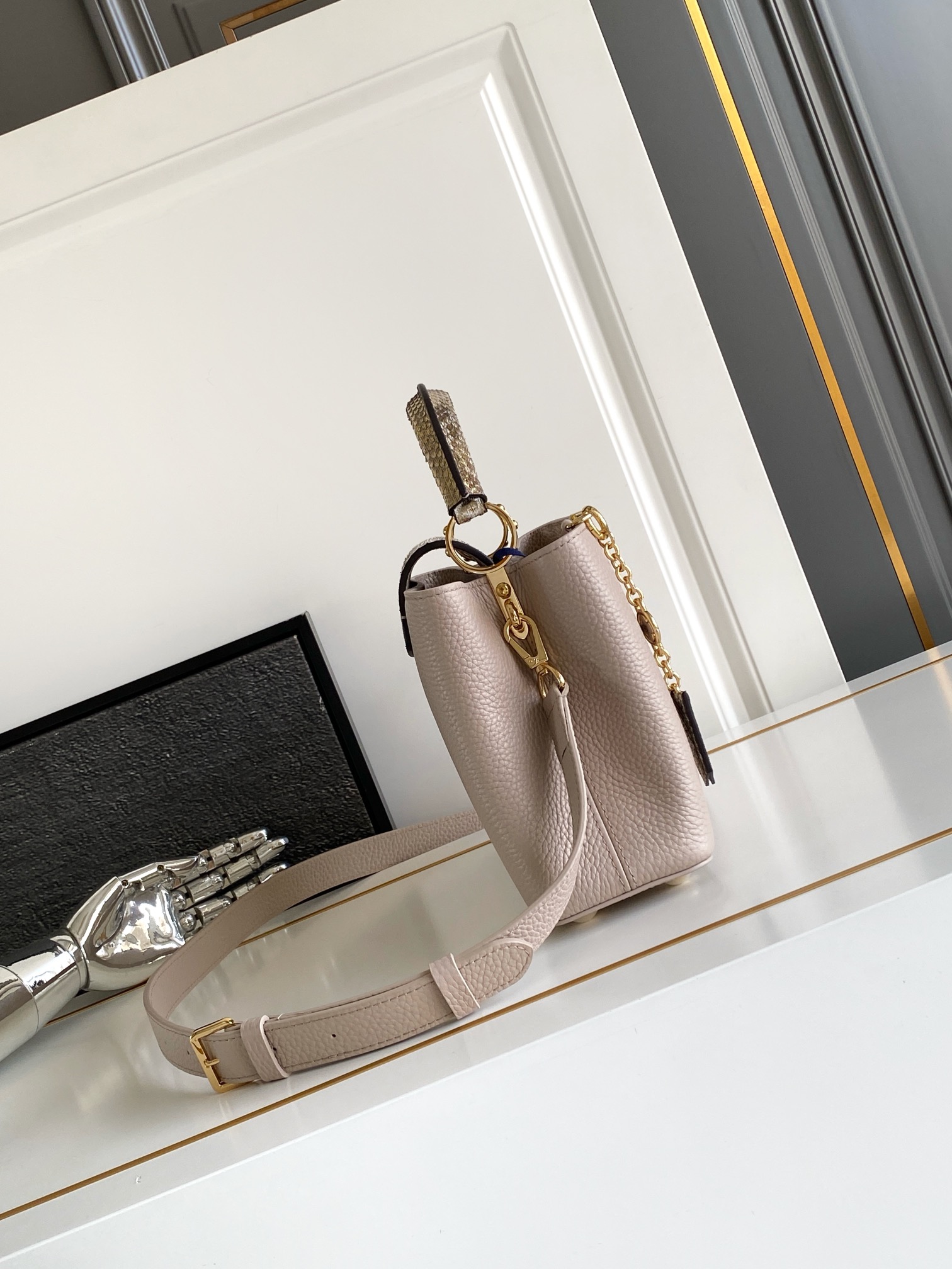 LV 原單 女款 Capucines 米灰蛇紋手提包 高級斜背包| 14 LV 原單 女款 Capucines 米灰蛇紋手提包 高級斜背包
