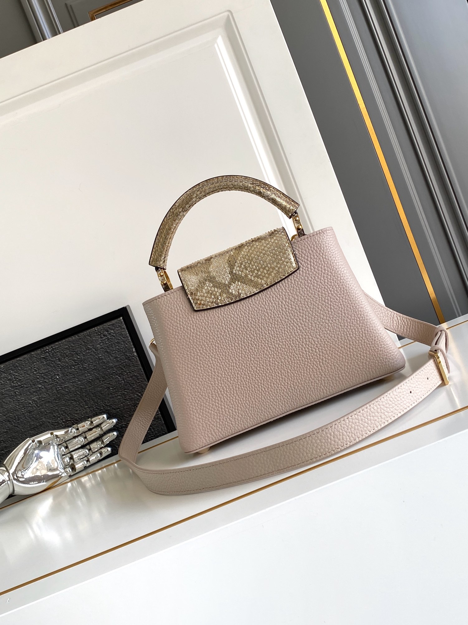 LV 原單 女款 Capucines 米灰蛇紋手提包 高級斜背包| 13 LV 原單 女款 Capucines 米灰蛇紋手提包 高級斜背包