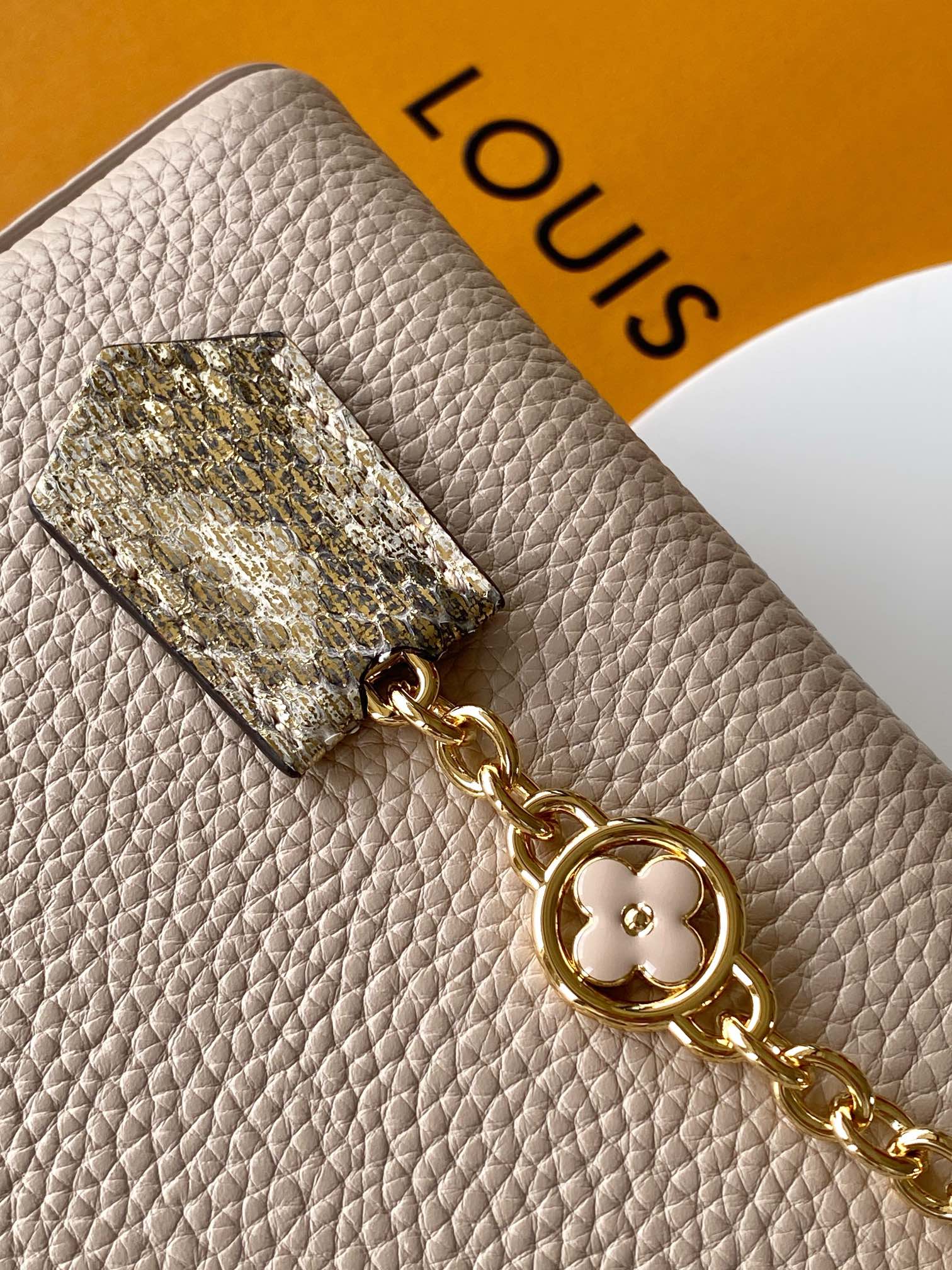 LV 原單 女款 Capucines 米灰蛇紋手提包 高級斜背包| 9 LV 原單 女款 Capucines 米灰蛇紋手提包 高級斜背包
