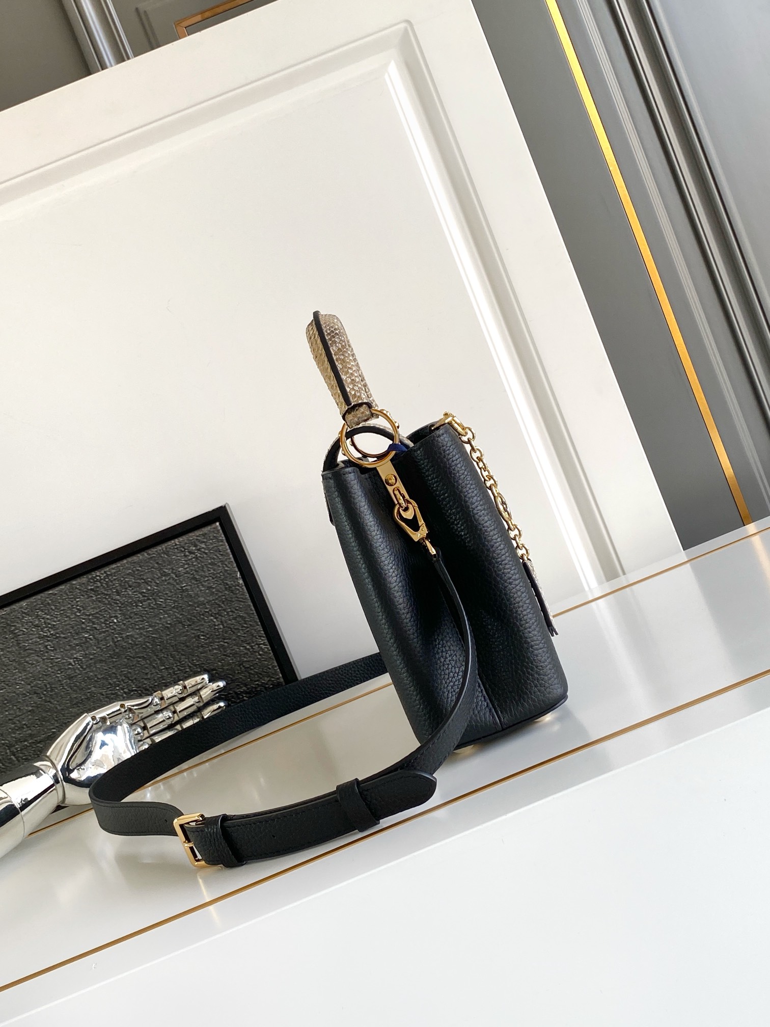 LV 高仿 女款 Capucines 黑金蛇紋手提包 商務風斜背包| 14 LV 高仿 女款 Capucines 黑金蛇紋手提包 商務風斜背包