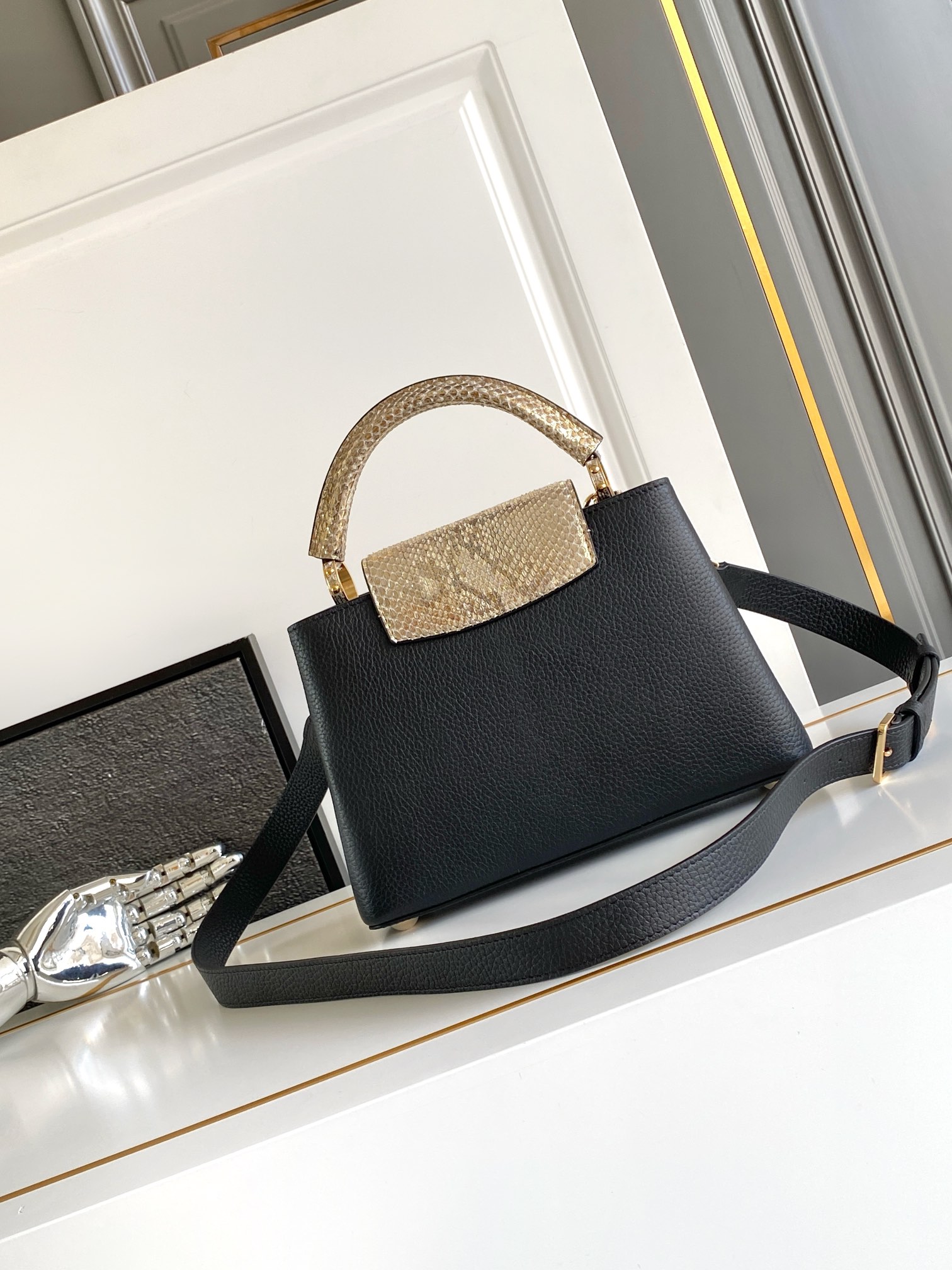 LV 高仿 女款 Capucines 黑金蛇紋手提包 商務風斜背包| 13 LV 高仿 女款 Capucines 黑金蛇紋手提包 商務風斜背包