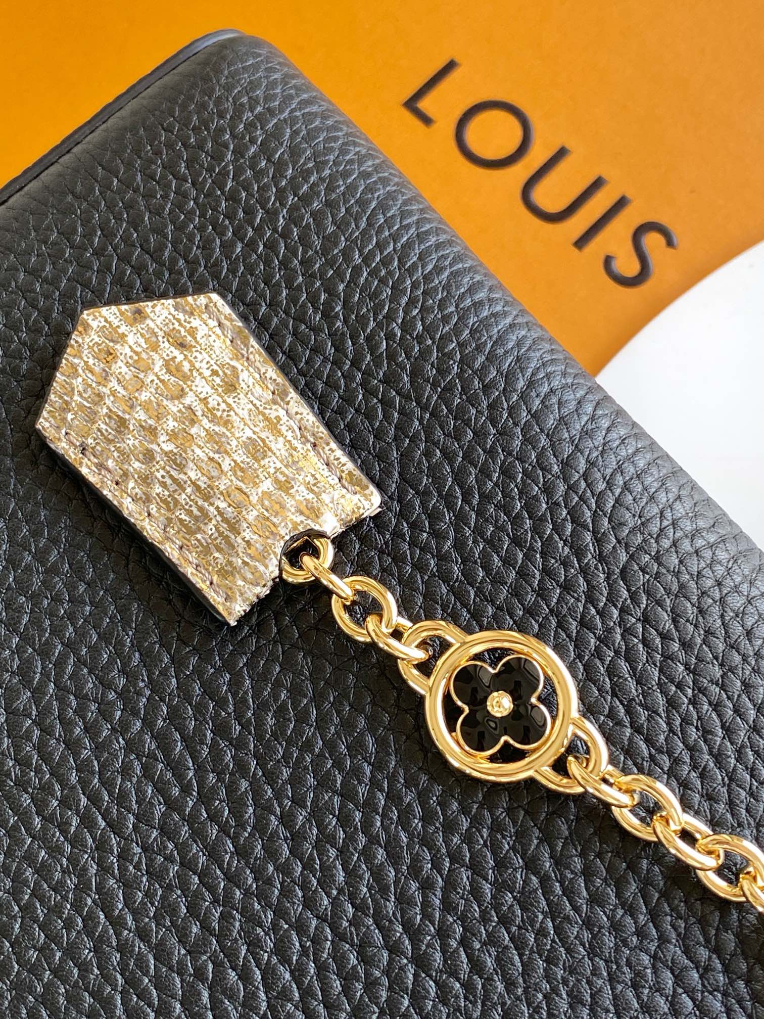 LV 高仿 女款 Capucines 黑金蛇紋手提包 商務風斜背包| 10 LV 高仿 女款 Capucines 黑金蛇紋手提包 商務風斜背包