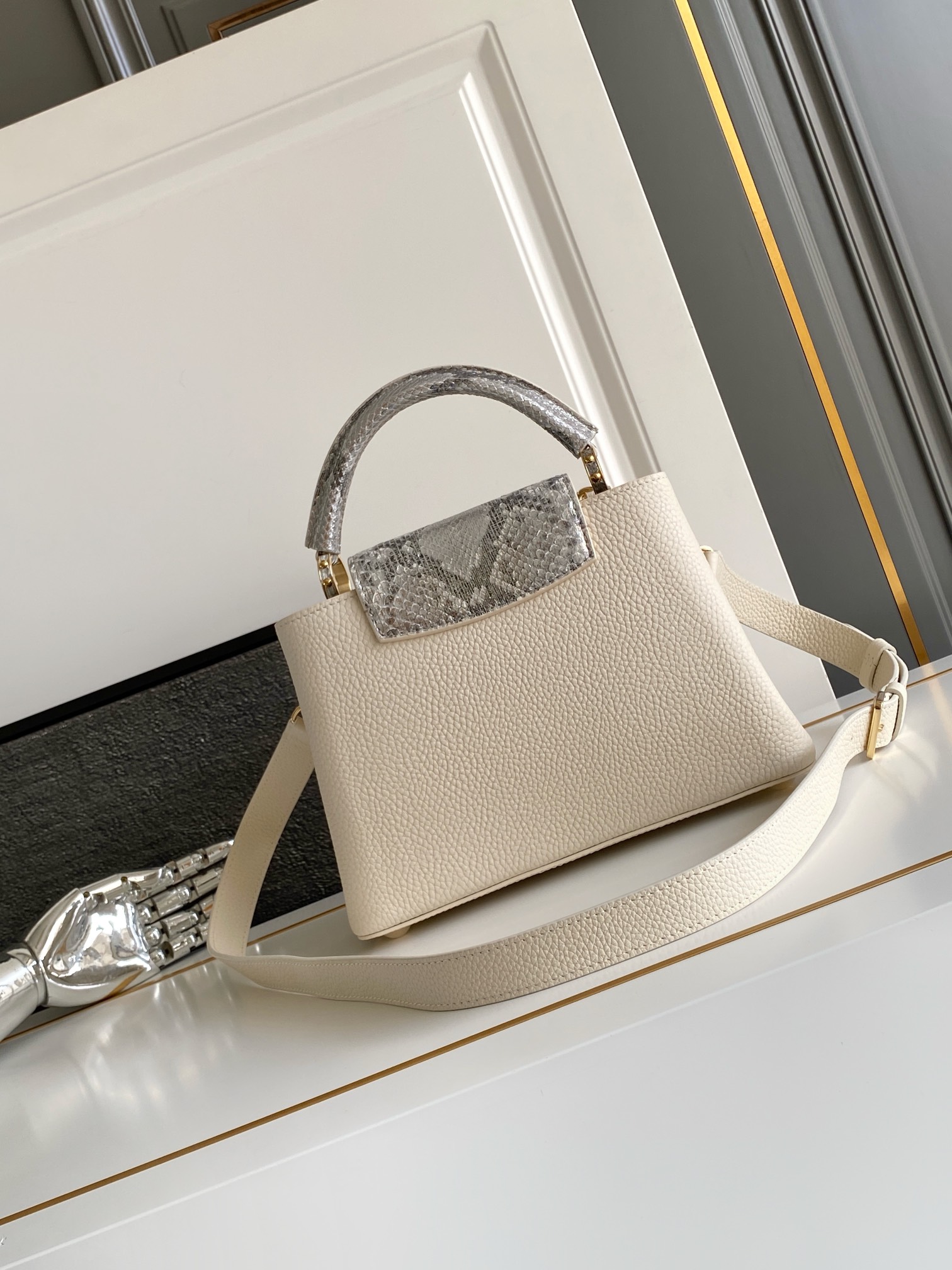 LV 一比一 女款 Capucines 經典黑蛇紋手提包 高級斜背包| 13 LV 一比一 女款 Capucines 經典黑蛇紋手提包 高級斜背包