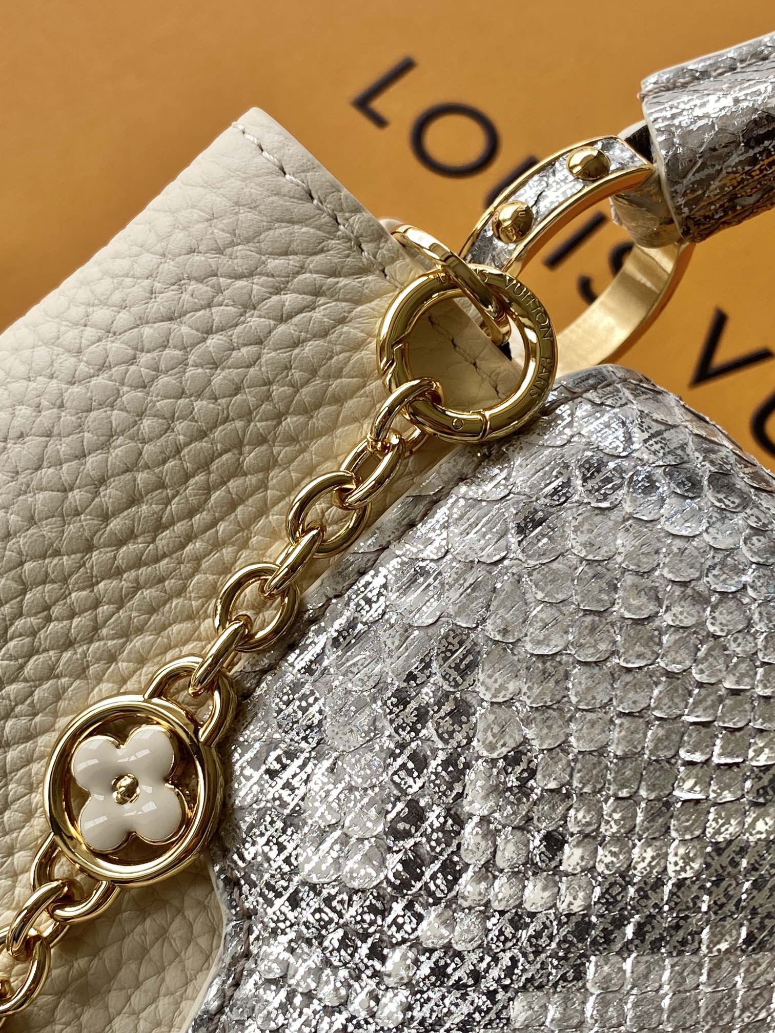 LV 一比一 女款 Capucines 經典黑蛇紋手提包 高級斜背包| 10 LV 一比一 女款 Capucines 經典黑蛇紋手提包 高級斜背包