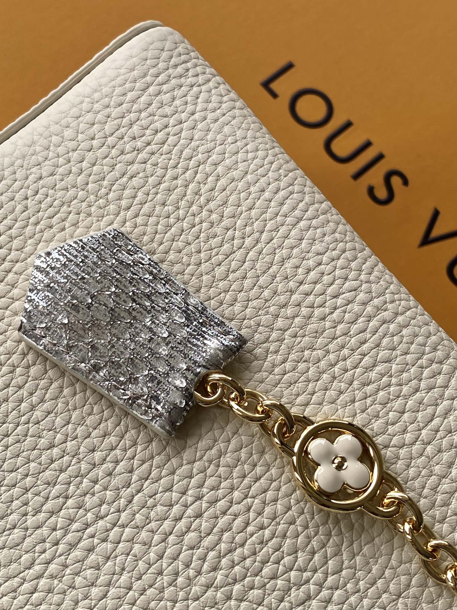 LV 一比一 女款 Capucines 經典黑蛇紋手提包 高級斜背包| 9 LV 一比一 女款 Capucines 經典黑蛇紋手提包 高級斜背包