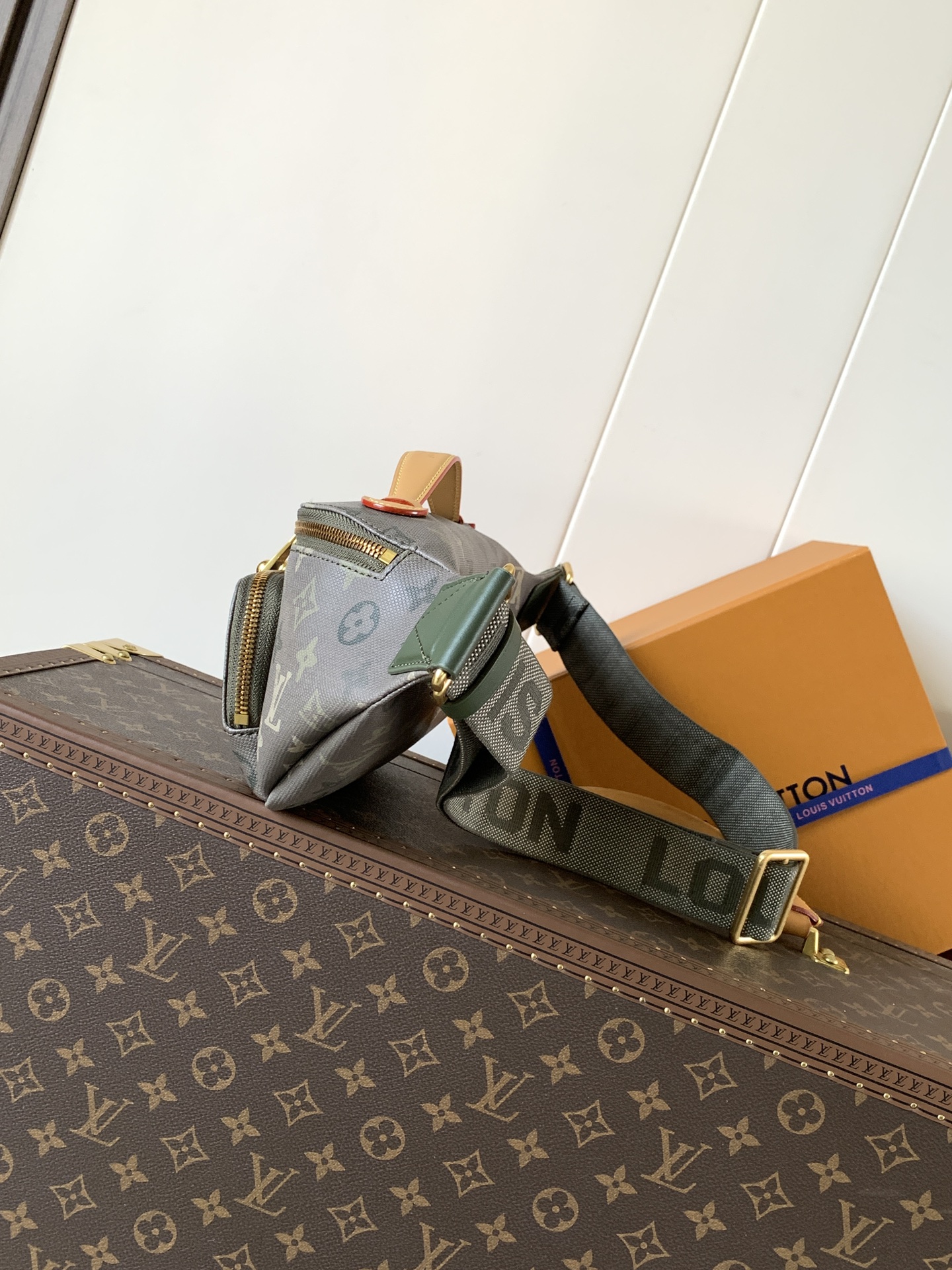 LV 一比一 男款 Monogram 灰綠 Discovery 腰包 時尚胸包| 14 LV 一比一 男款 Monogram 灰綠 Discovery 腰包 時尚胸包