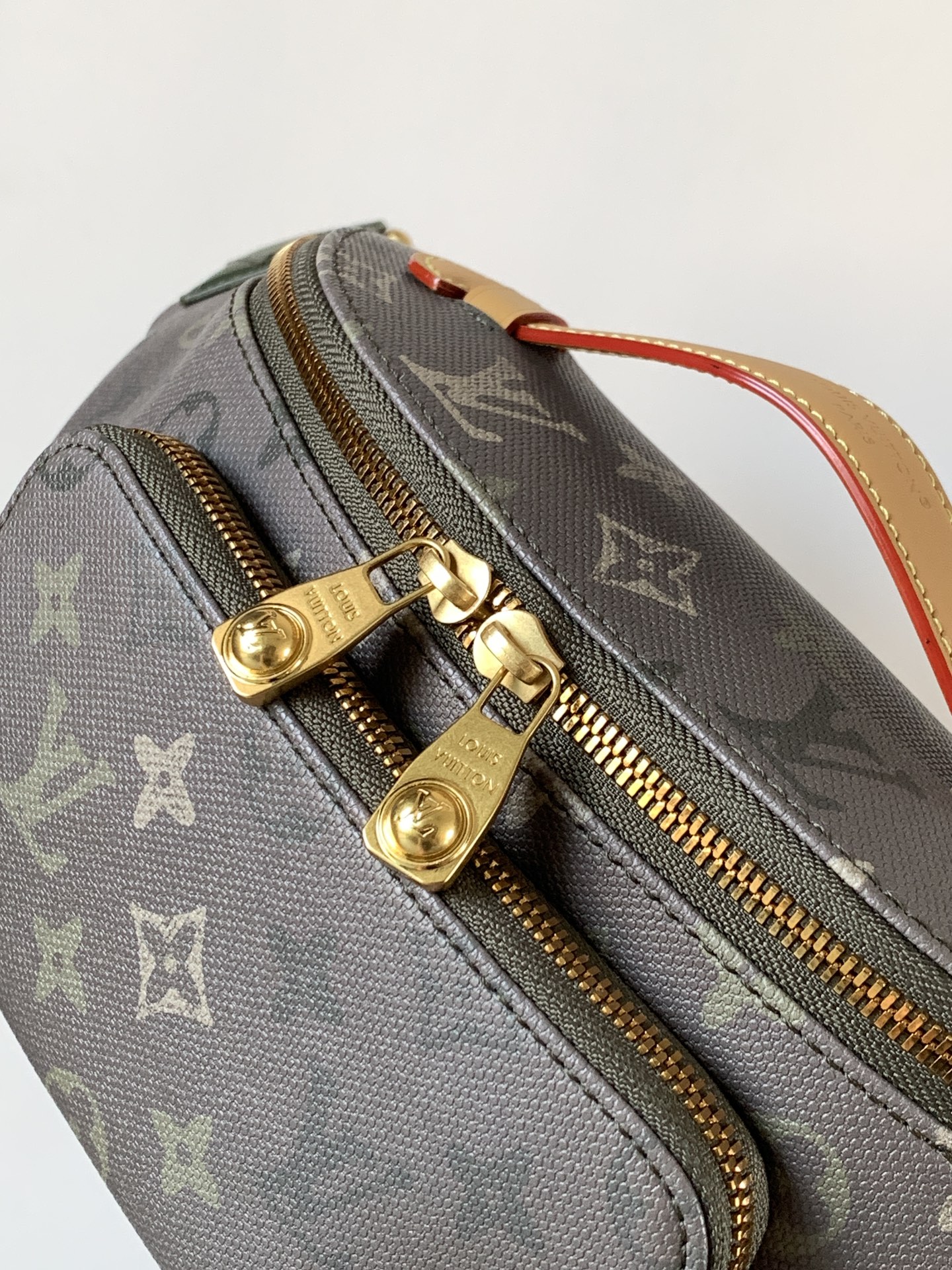 LV 一比一 男款 Monogram 灰綠 Discovery 腰包 時尚胸包| 11 LV 一比一 男款 Monogram 灰綠 Discovery 腰包 時尚胸包