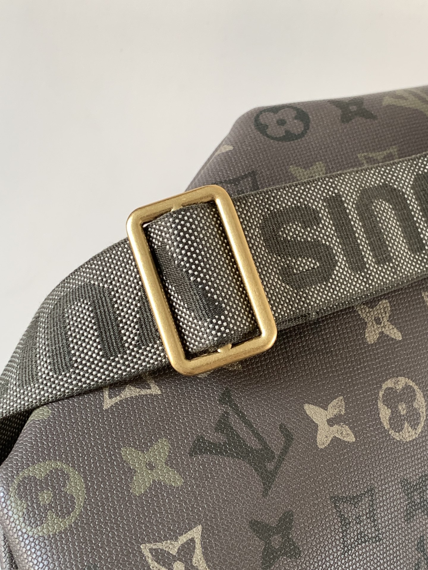 LV 一比一 男款 Monogram 灰綠 Discovery 腰包 時尚胸包| 9 LV 一比一 男款 Monogram 灰綠 Discovery 腰包 時尚胸包