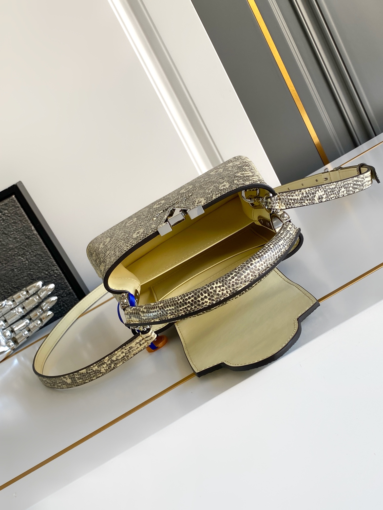 LV 高仿 女款 Capucines 蛇紋手提包 高級斜背包| 8 LV 高仿 女款 Capucines 蛇紋手提包 高級斜背包