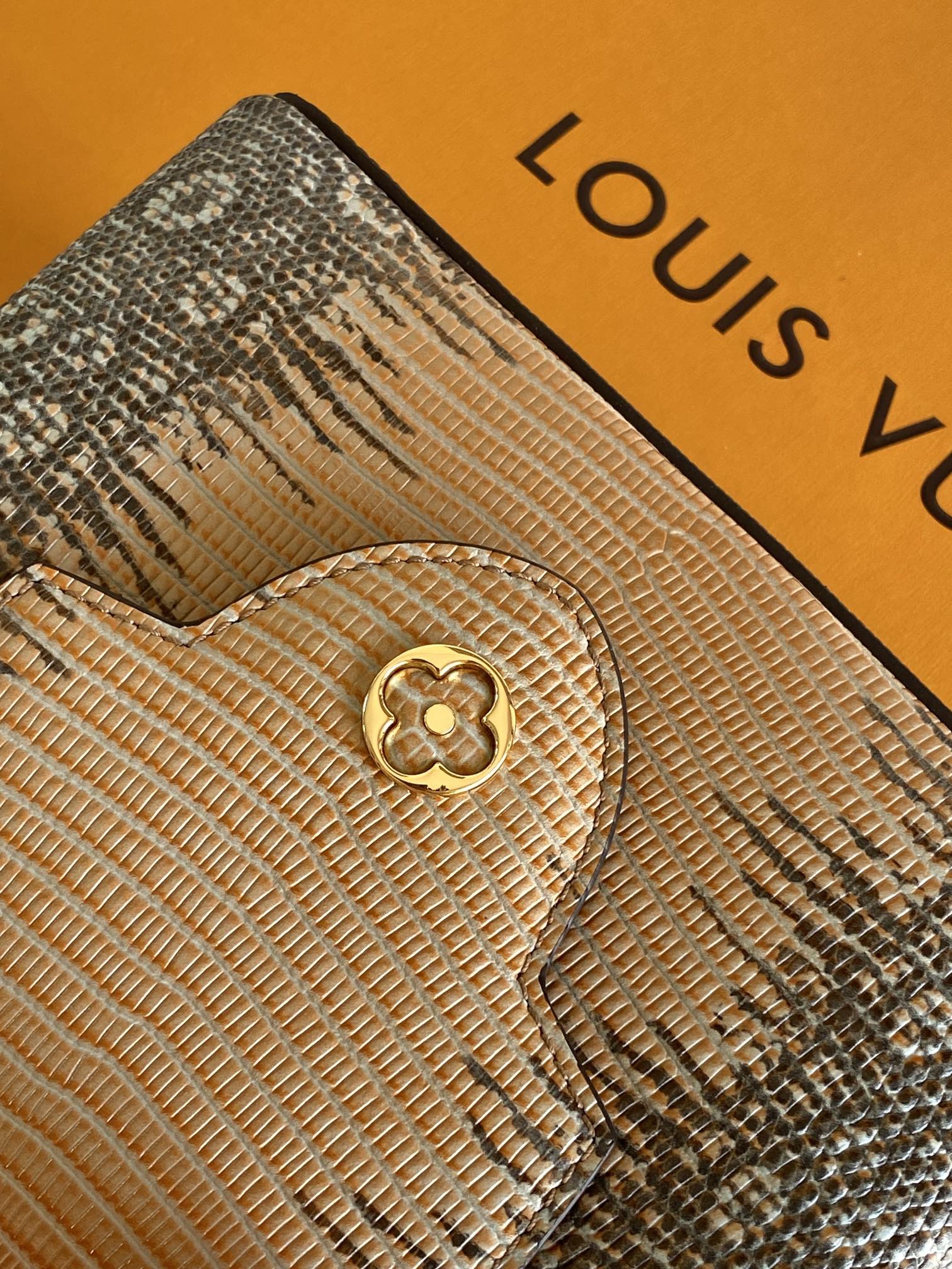 LV 原單 女款 Capucines 蛇紋手提包 高級斜背包| 10 LV 原單 女款 Capucines 蛇紋手提包 高級斜背包