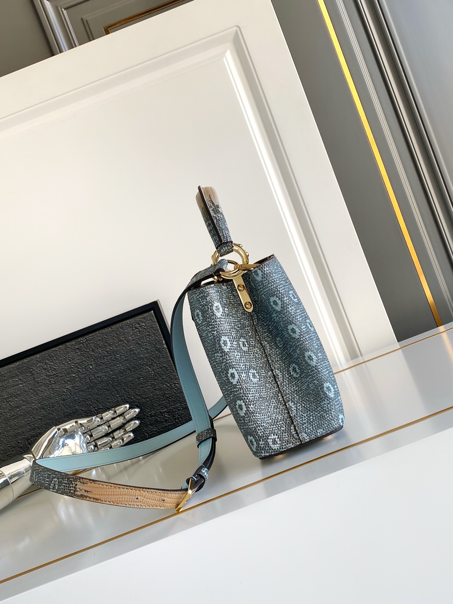 LV 高仿 女款 Capucines 粉色蛇紋手提包 氣質斜背包| 14 LV 高仿 女款 Capucines 粉色蛇紋手提包 氣質斜背包