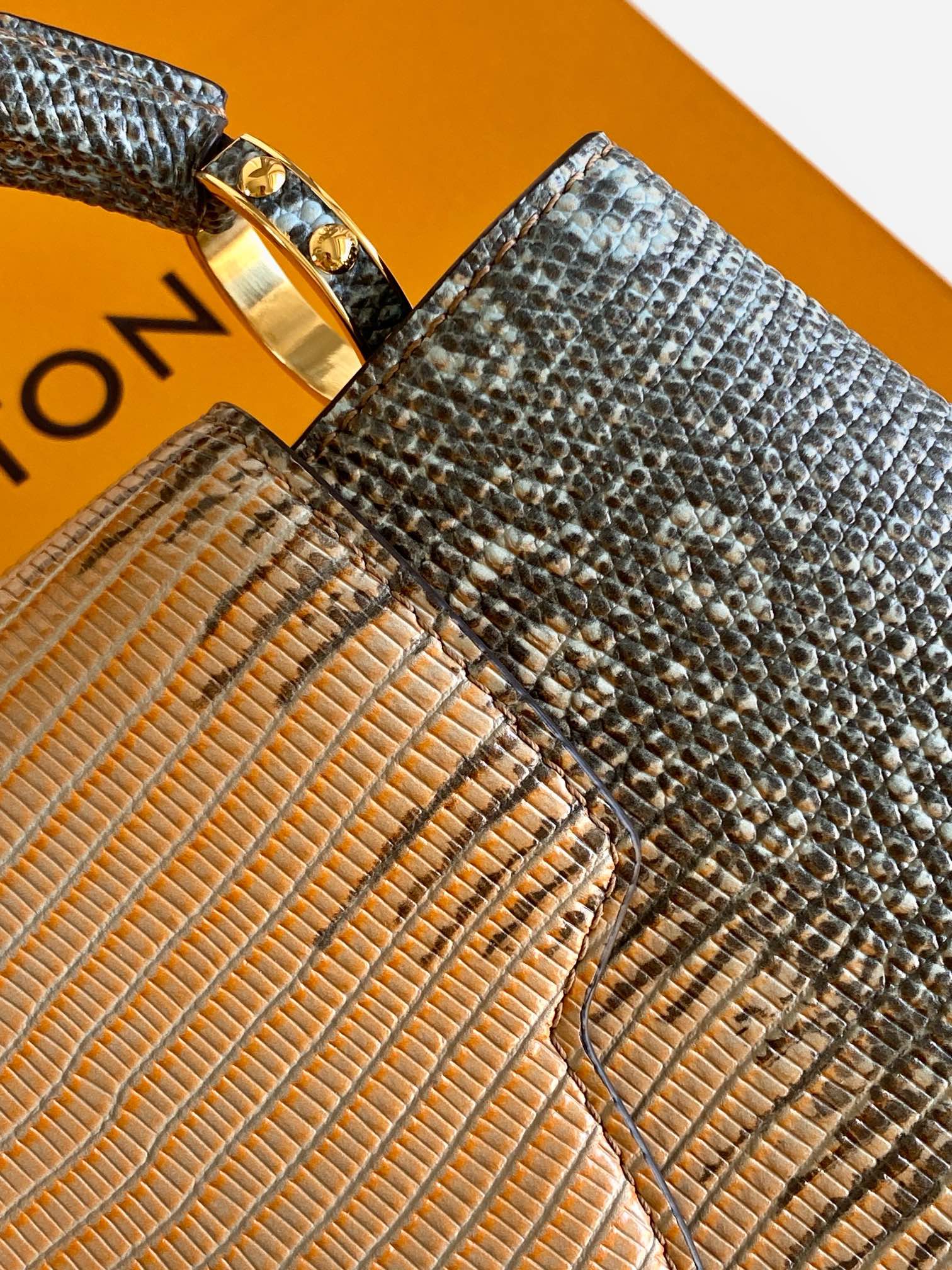 LV 高仿 女款 Capucines 粉色蛇紋手提包 氣質斜背包| 10 LV 高仿 女款 Capucines 粉色蛇紋手提包 氣質斜背包