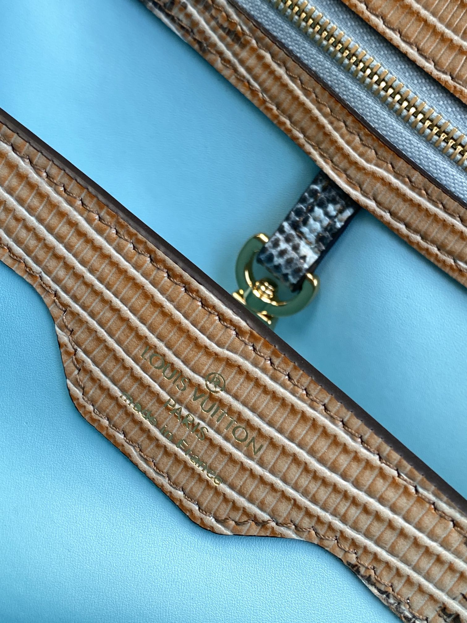 LV 高仿 女款 Capucines 粉色蛇紋手提包 氣質斜背包| 7 LV 高仿 女款 Capucines 粉色蛇紋手提包 氣質斜背包