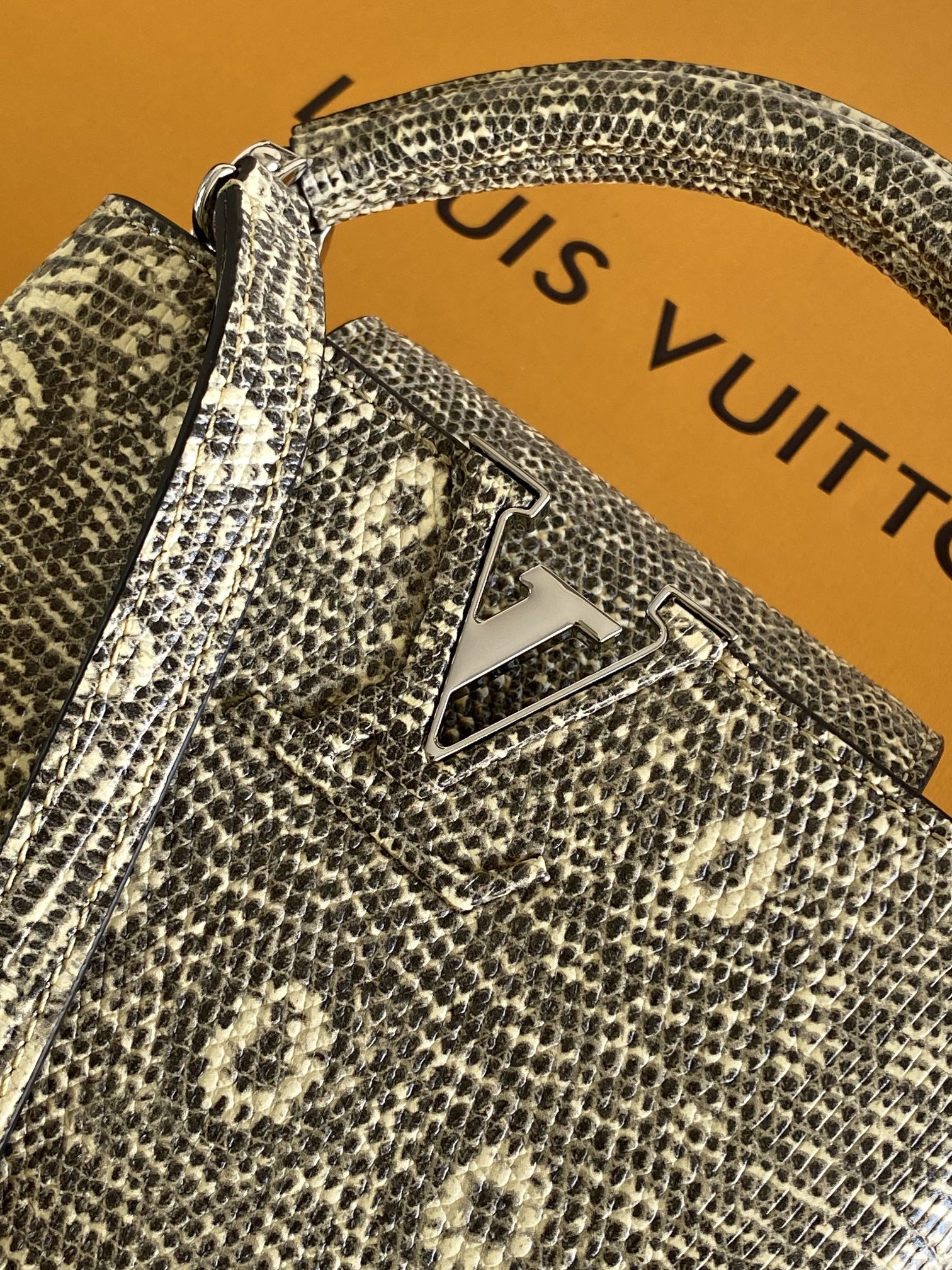 LV 一比一 女款 Multicolor 白色鏈條斜背包 時尚小包| 11 LV 一比一 女款 Multicolor 白色鏈條斜背包 時尚小包