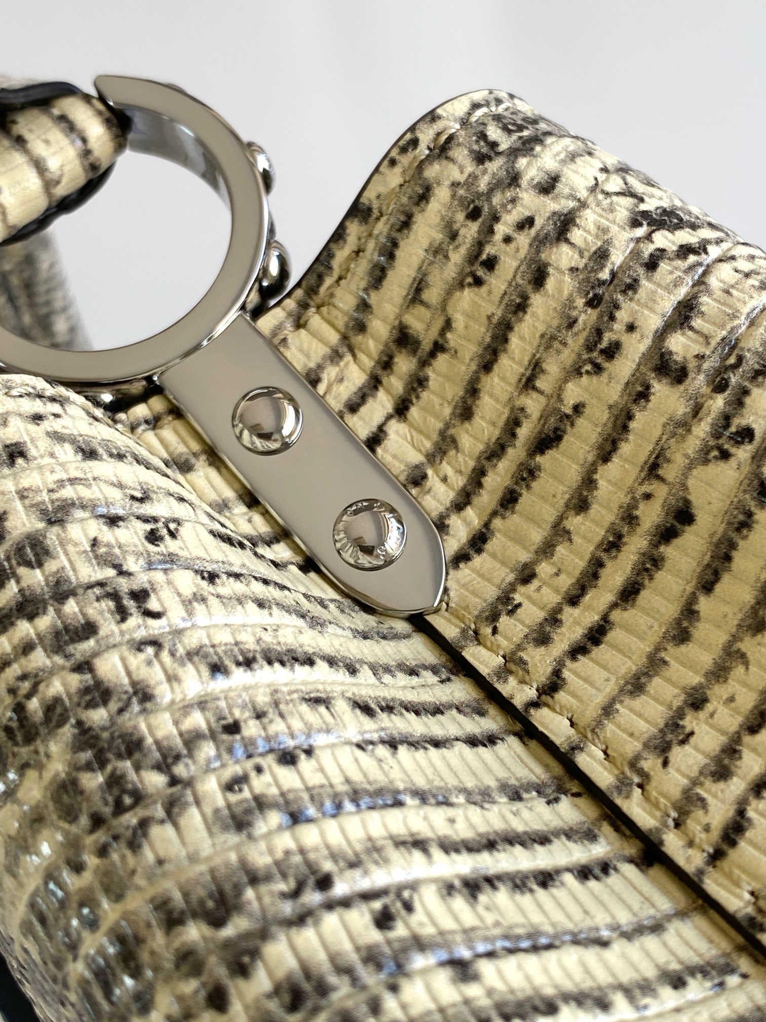 LV 一比一 女款 Multicolor 白色鏈條斜背包 時尚小包| 9 LV 一比一 女款 Multicolor 白色鏈條斜背包 時尚小包