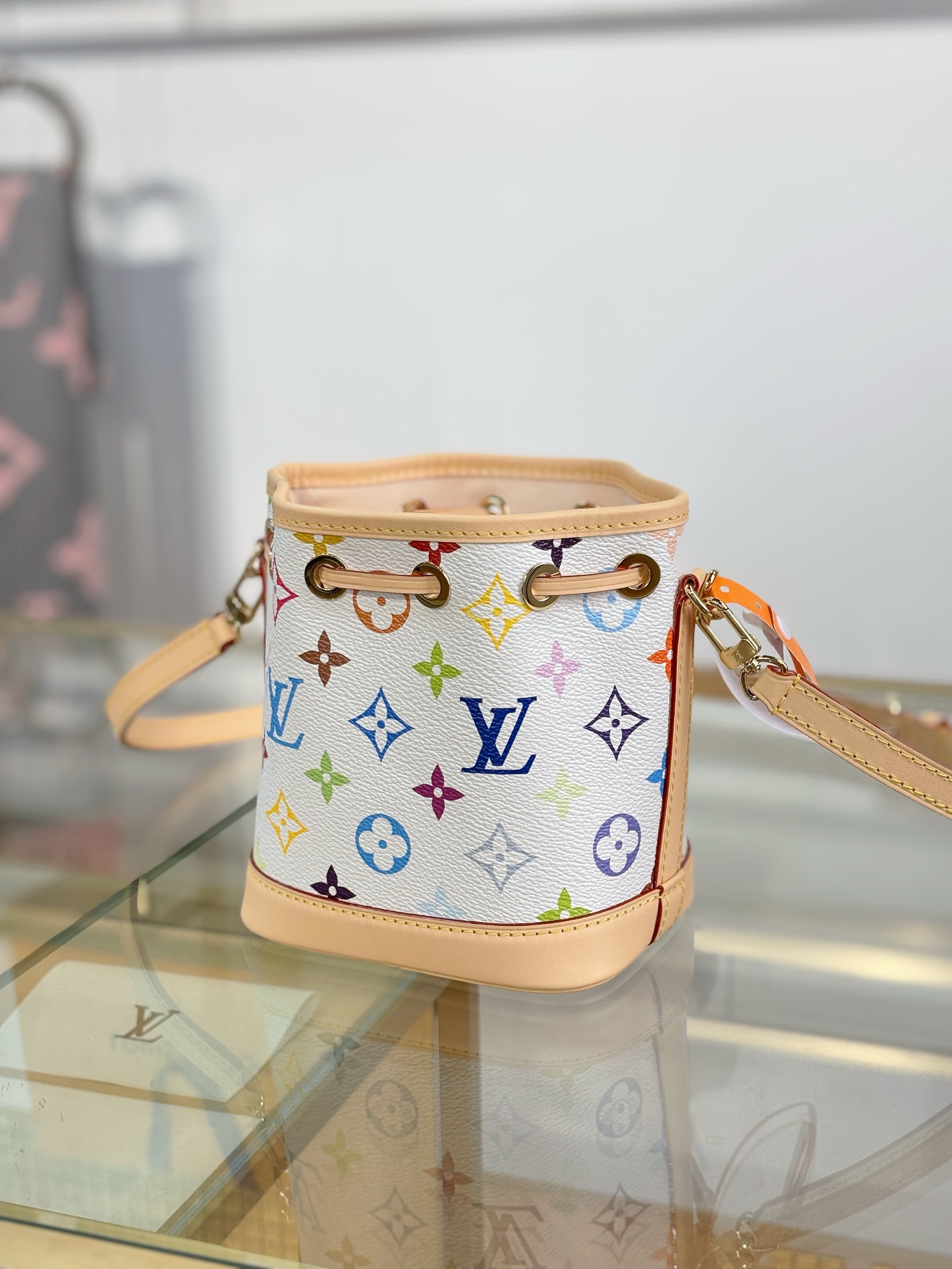 LV 高仿 女款 Capucines 白色花紋手提包 高級斜背包| 12 LV 高仿 女款 Capucines 白色花紋手提包 高級斜背包