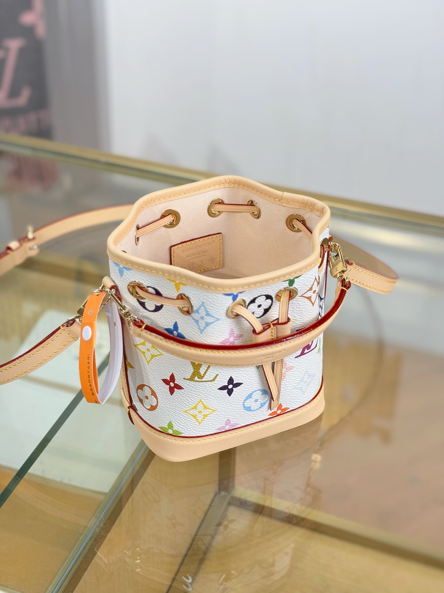LV 高仿 女款 Capucines 白色花紋手提包 高級斜背包| 11 LV 高仿 女款 Capucines 白色花紋手提包 高級斜背包
