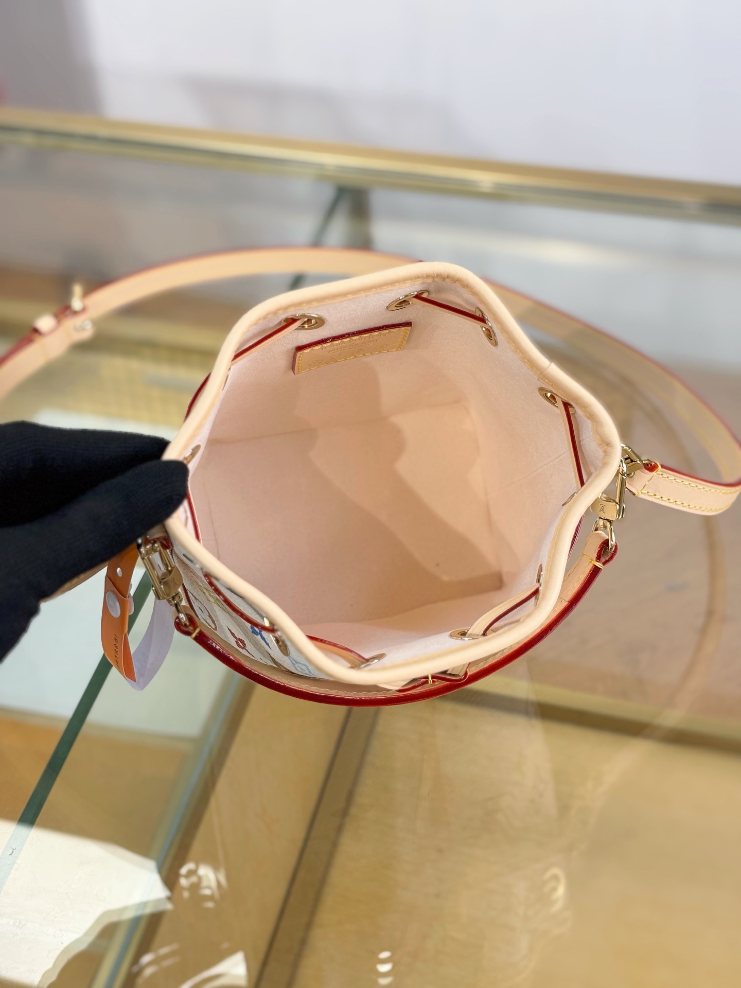 LV 高仿 女款 Capucines 白色花紋手提包 高級斜背包| 10 LV 高仿 女款 Capucines 白色花紋手提包 高級斜背包