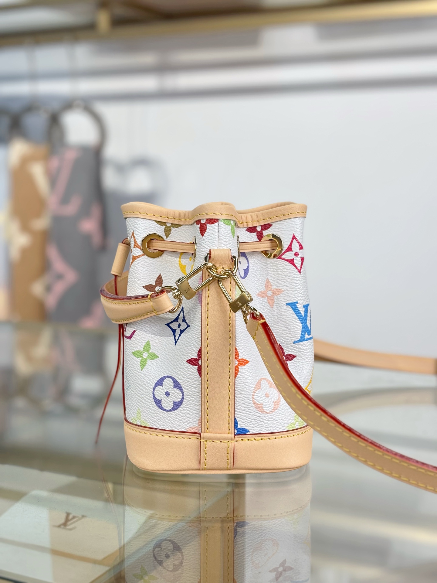 LV 高仿 女款 Capucines 白色花紋手提包 高級斜背包| 9 LV 高仿 女款 Capucines 白色花紋手提包 高級斜背包
