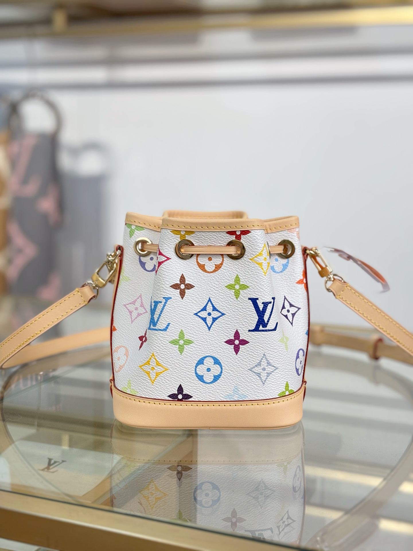 LV 高仿 女款 Capucines 白色花紋手提包 高級斜背包| 8 LV 高仿 女款 Capucines 白色花紋手提包 高級斜背包