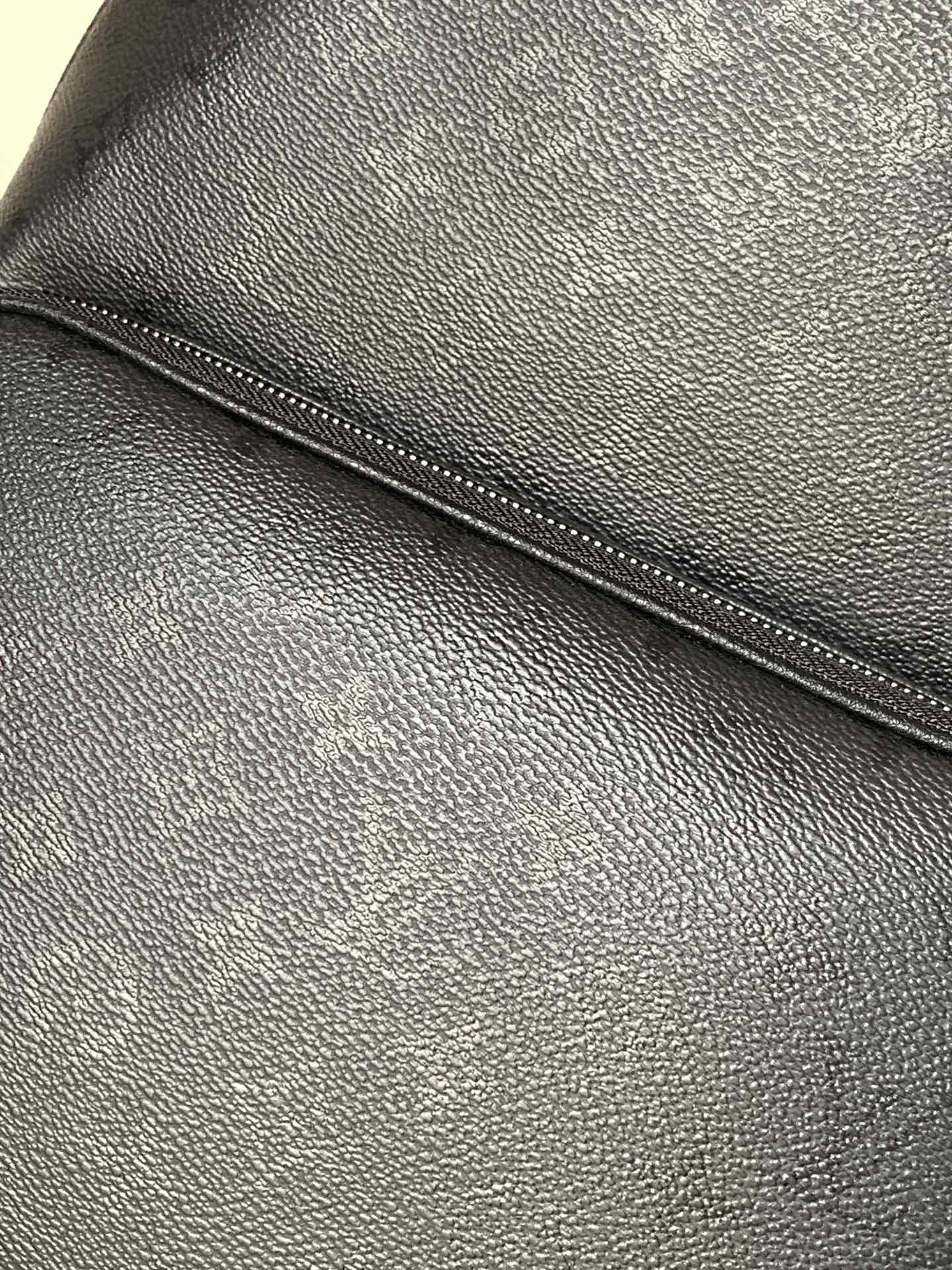 LV A貨 男款 Monogram 黑色壓紋後背包 通勤背包| 11 LV A貨 男款 Monogram 黑色壓紋後背包 通勤背包