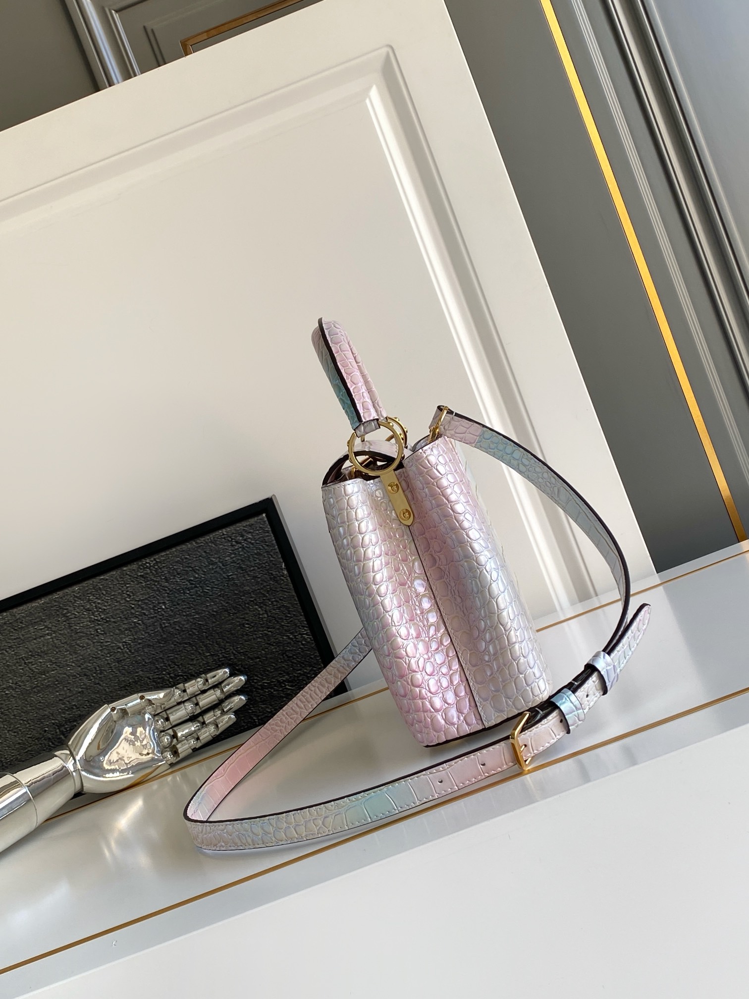 LV 高仿 女款 Capucines 彩虹漸層手提包 氣質斜背包| 14 LV 高仿 女款 Capucines 彩虹漸層手提包 氣質斜背包