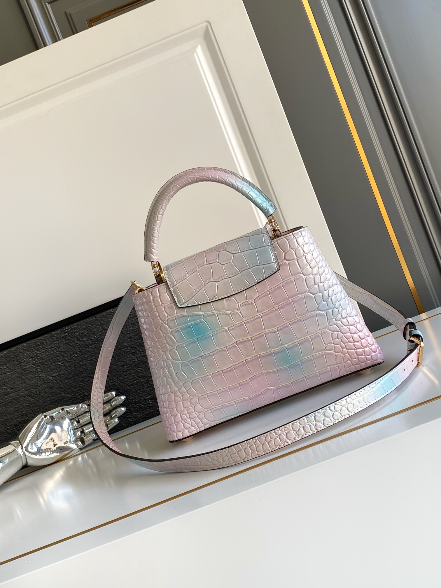 LV 高仿 女款 Capucines 彩虹漸層手提包 氣質斜背包| 13 LV 高仿 女款 Capucines 彩虹漸層手提包 氣質斜背包