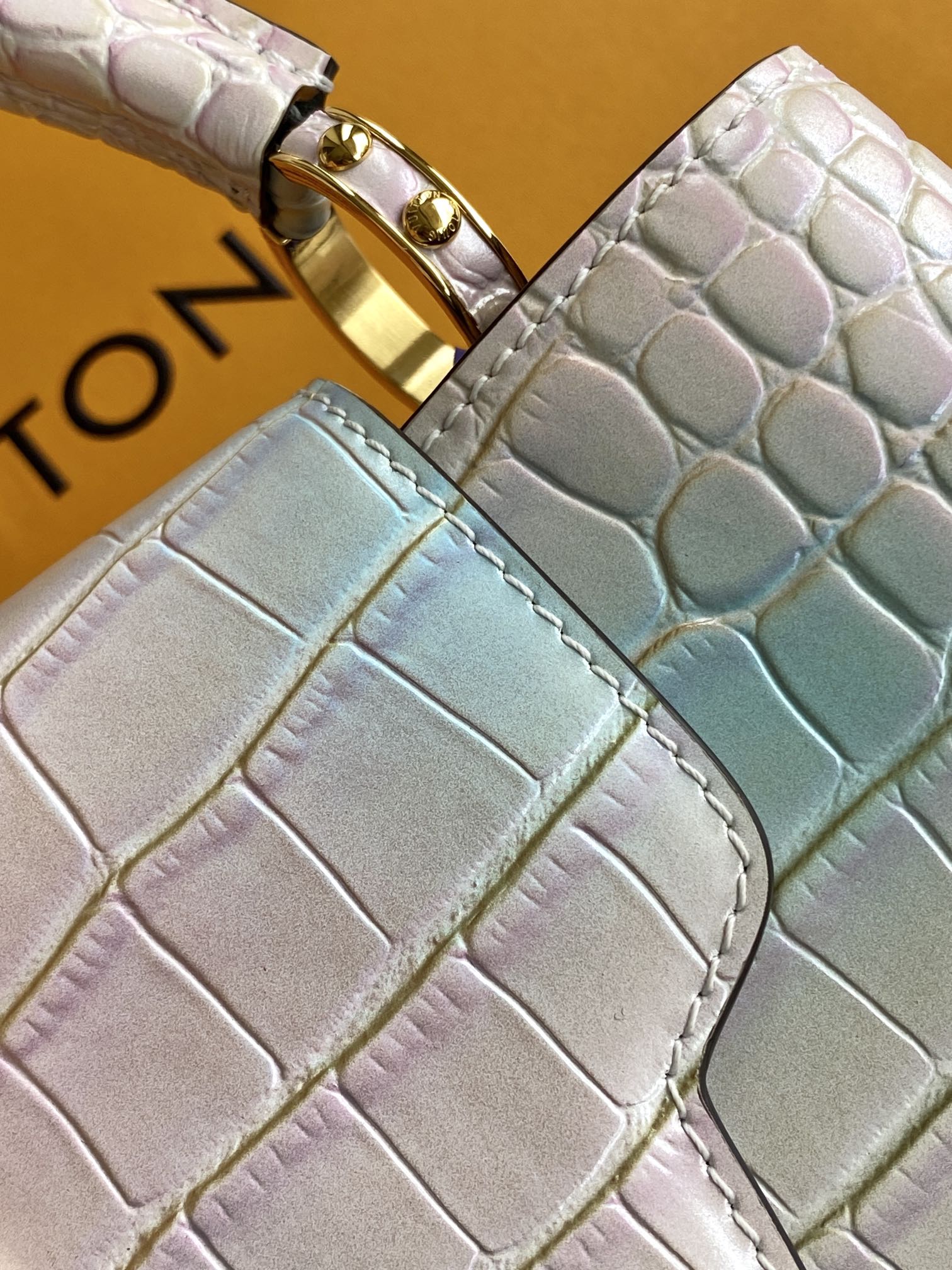 LV 高仿 女款 Capucines 彩虹漸層手提包 氣質斜背包| 10 LV 高仿 女款 Capucines 彩虹漸層手提包 氣質斜背包